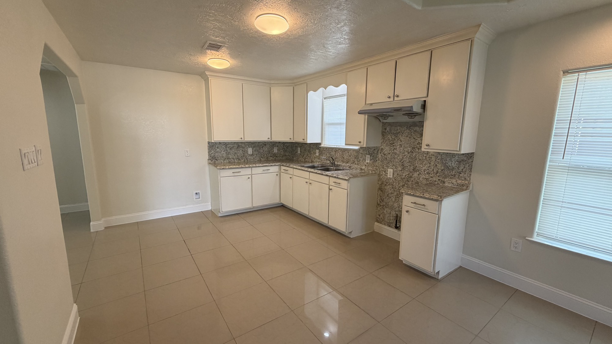 3507 E Lockwood Drive Property Photo 2