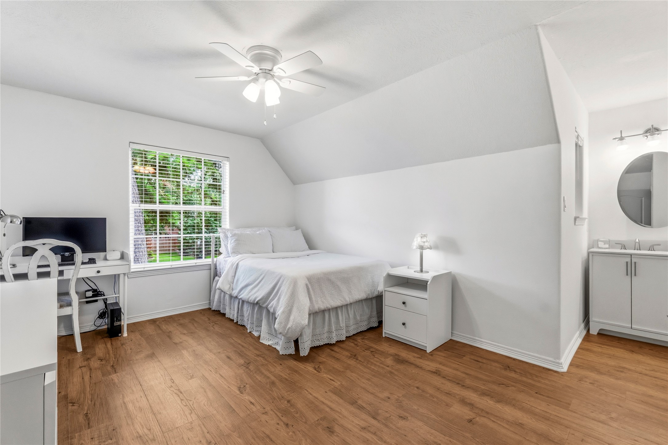 4906 Canterbury Way Property Photo 32