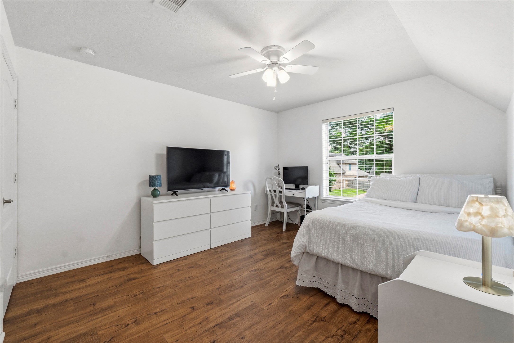 4906 Canterbury Way Property Photo 33