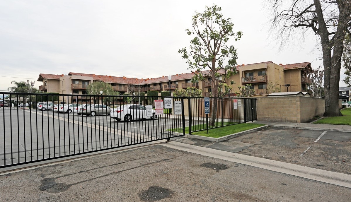 11441 Acacia Pkwy Property Photo 3