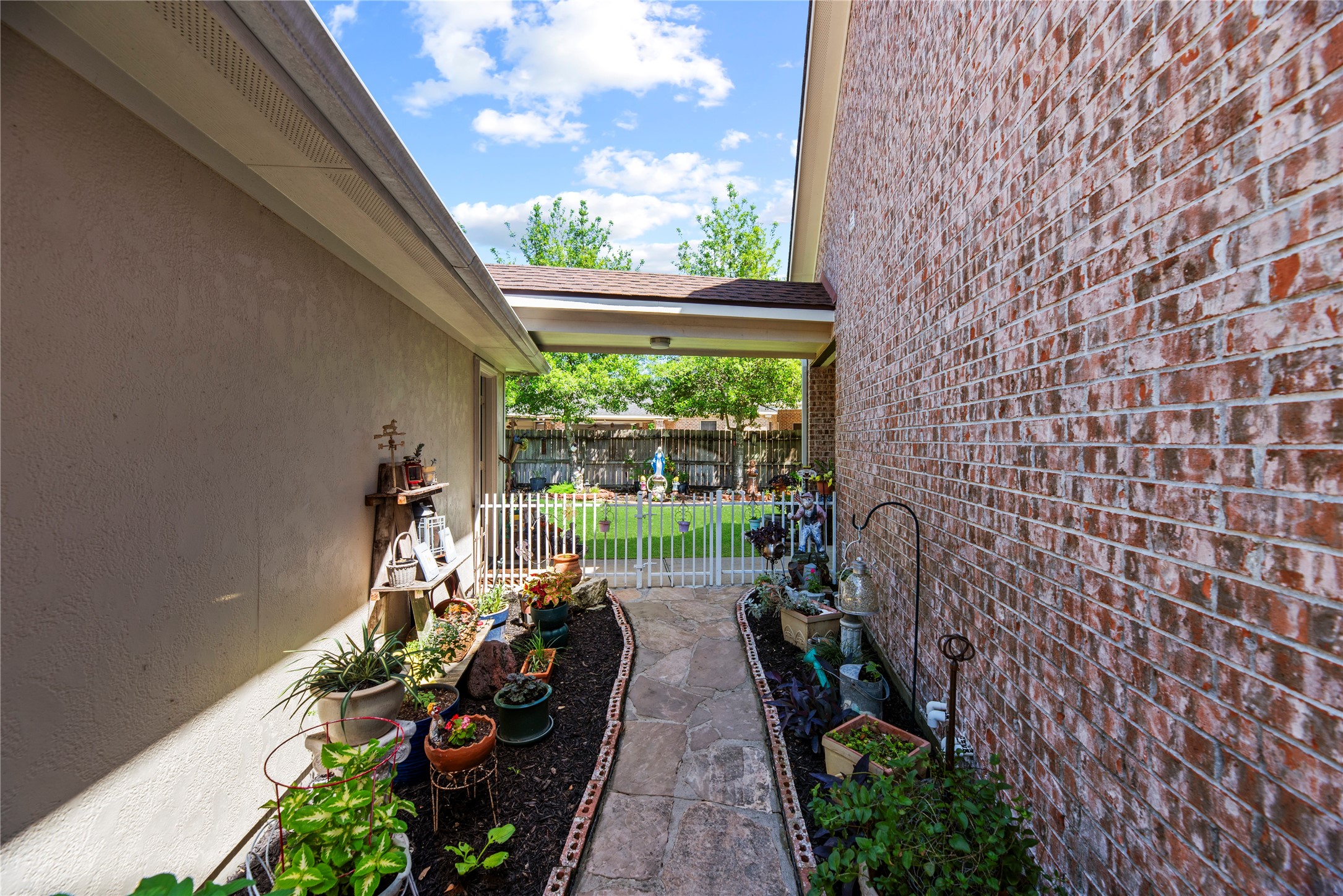 8106 Hollowhaven Court Property Photo 4