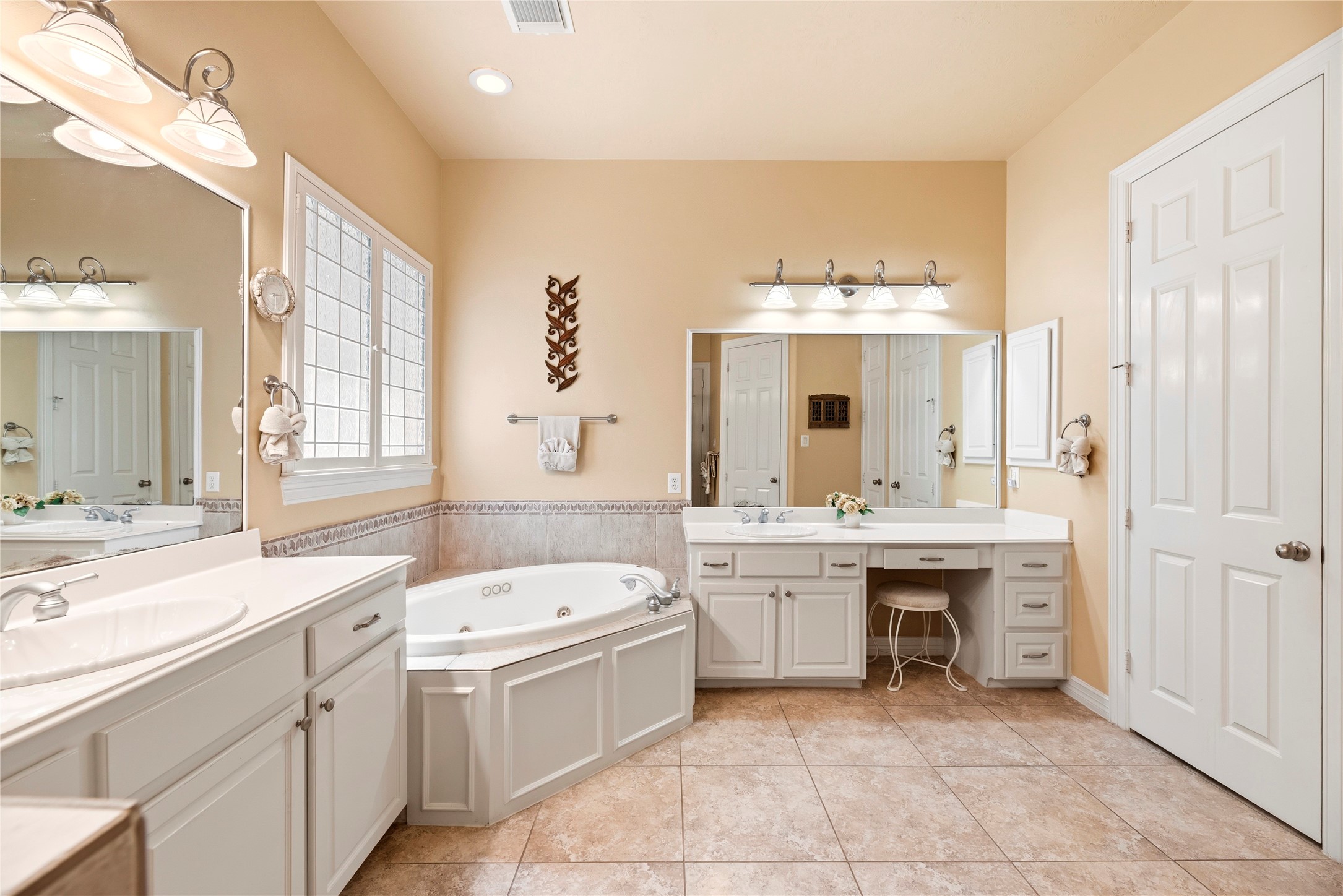 8106 Hollowhaven Court Property Photo 16