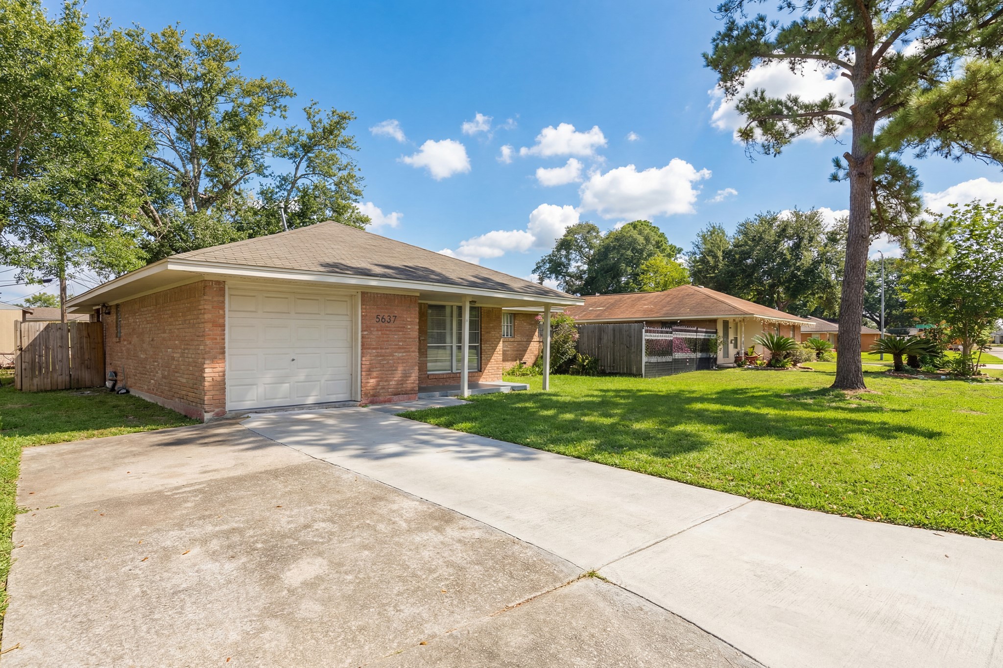 5637 Wood Creek Way Property Photo 3