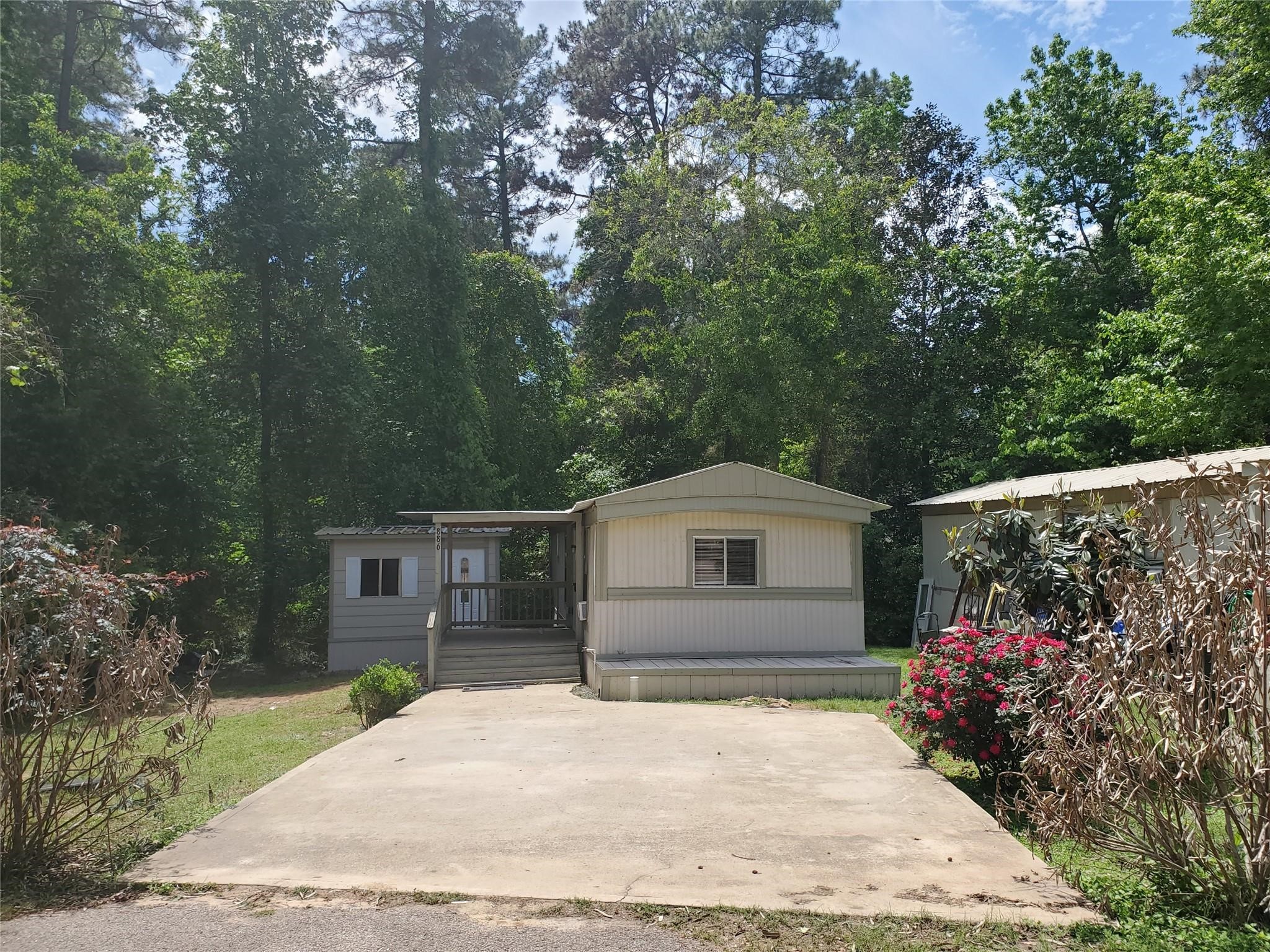 886 Queenswood Property Photo 1