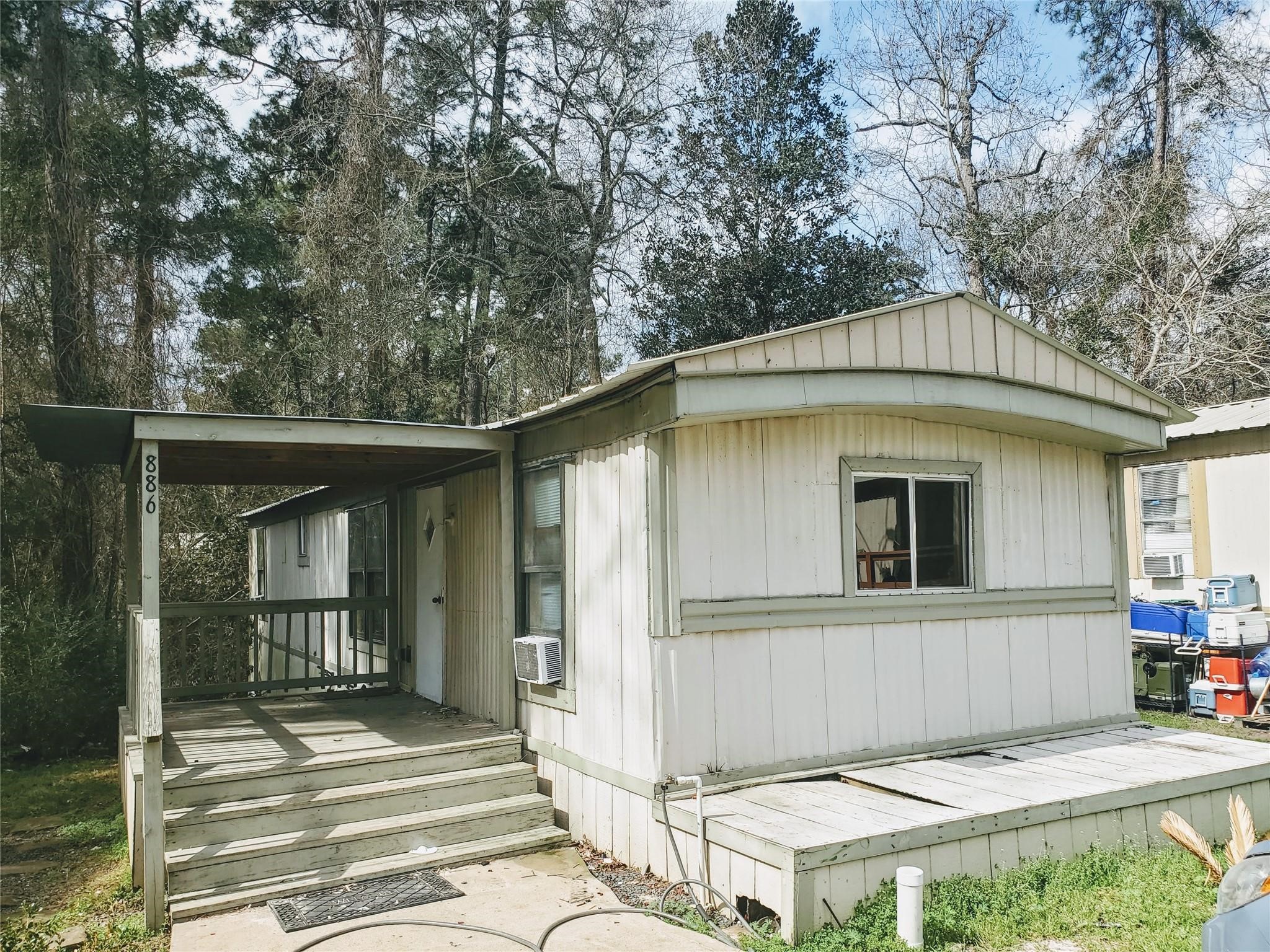 886 Queenswood Property Photo 2