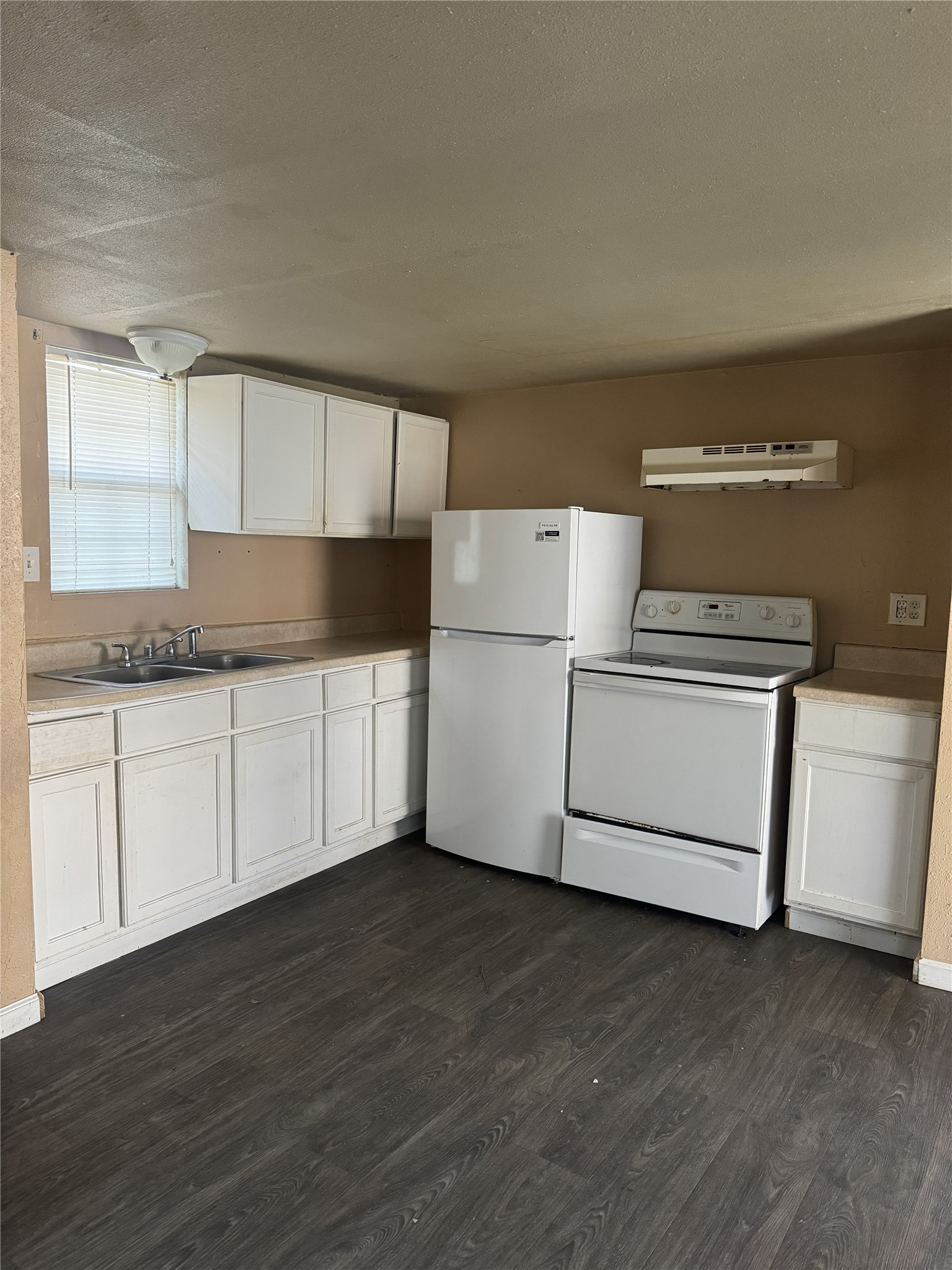 886 Queenswood Property Photo 3