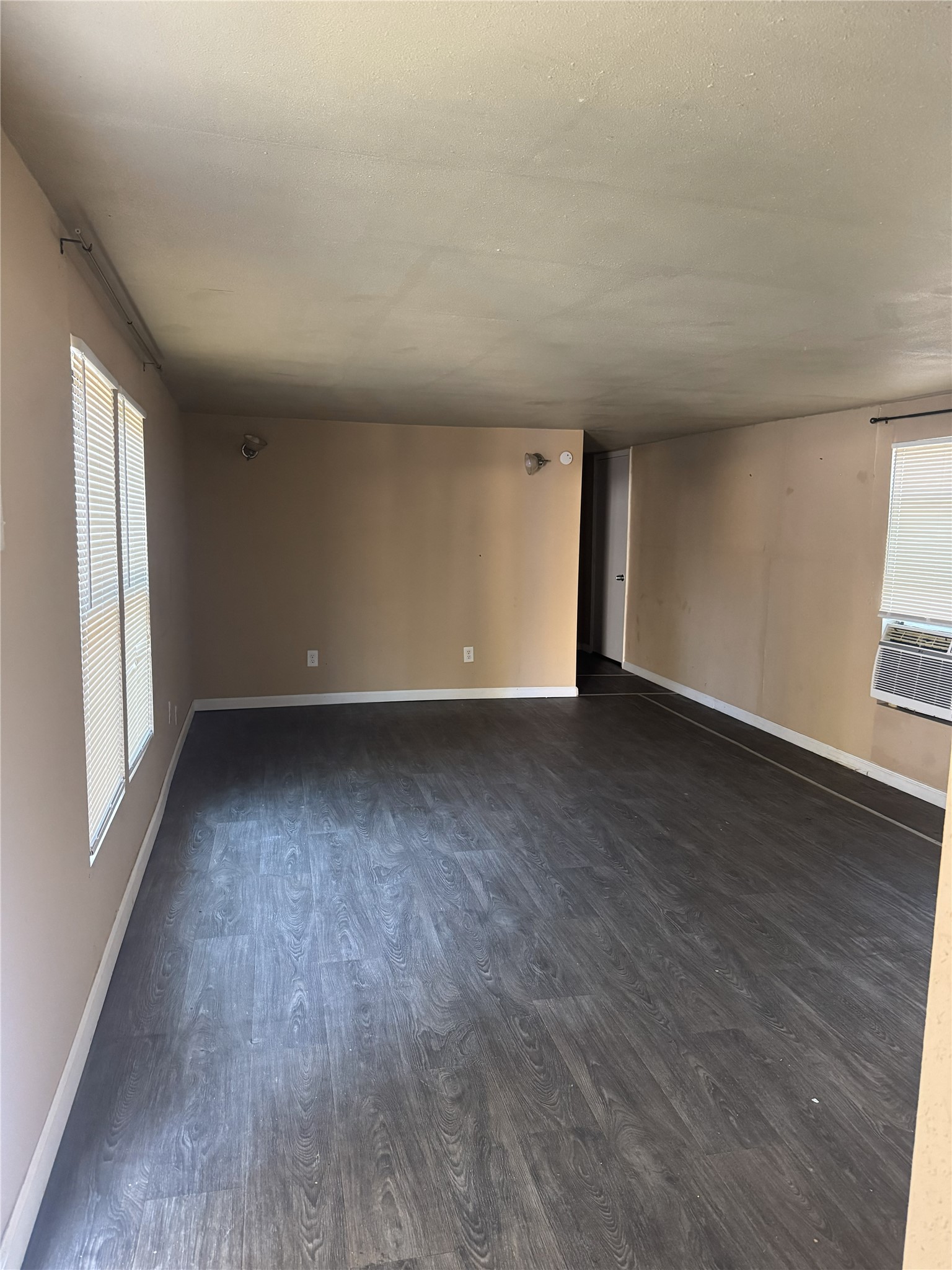 886 Queenswood Property Photo 4