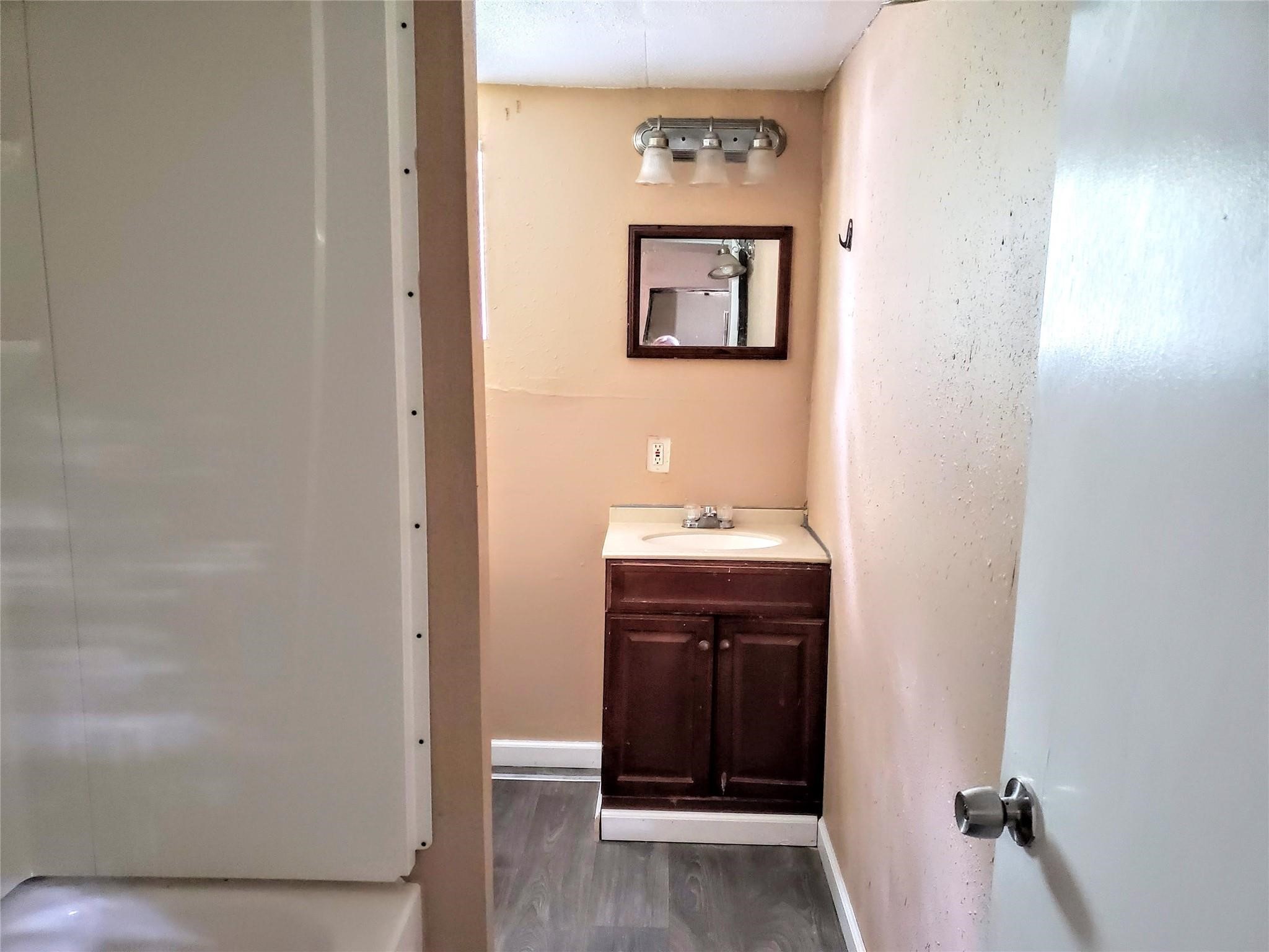 886 Queenswood Property Photo 5