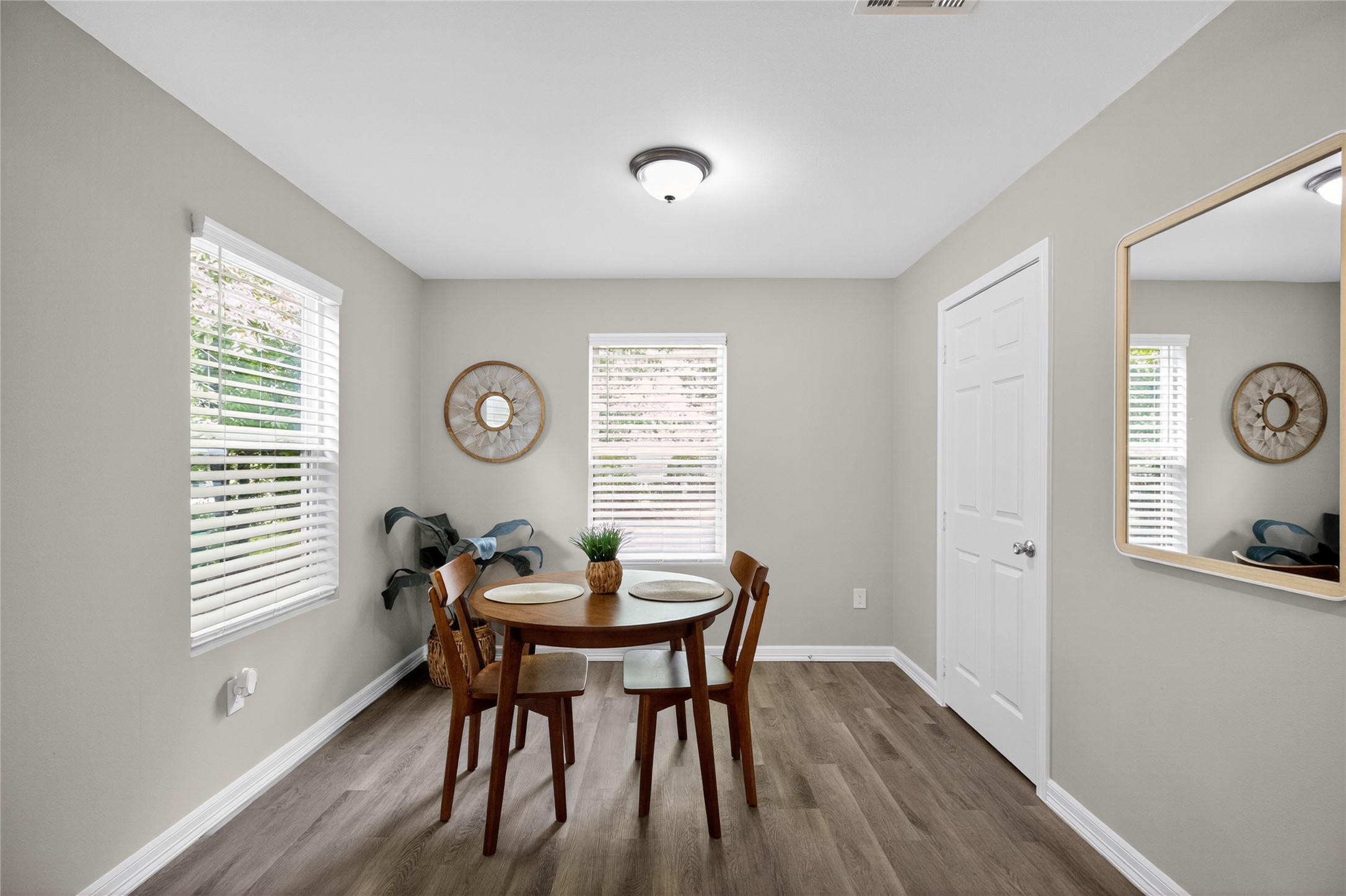 5233 Higgins Street Property Photo 8