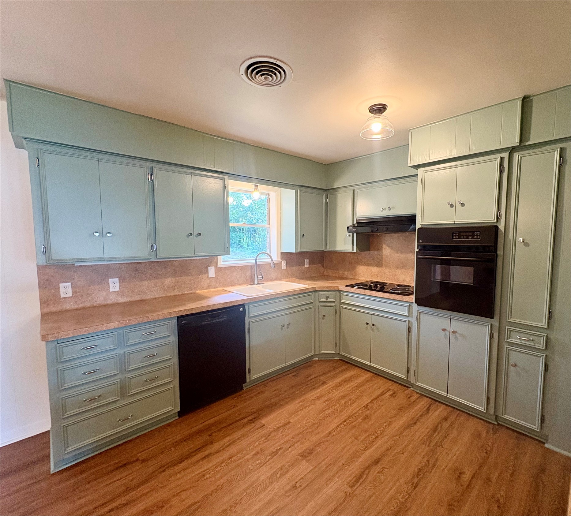 1801 Beazley Street Property Photo 5