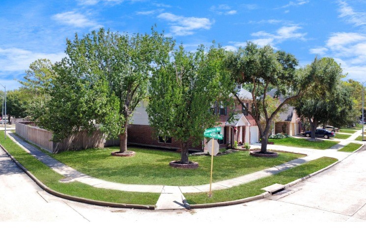 16403 Dawncrest Way Property Photo 2