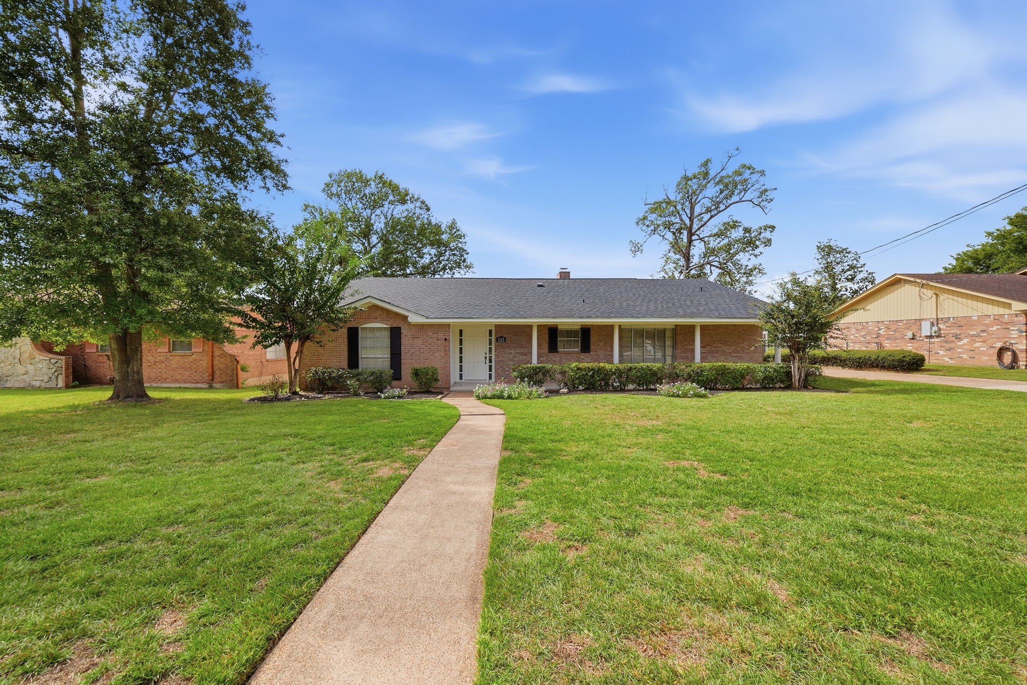 525 E Lake Drive Property Photo 1
