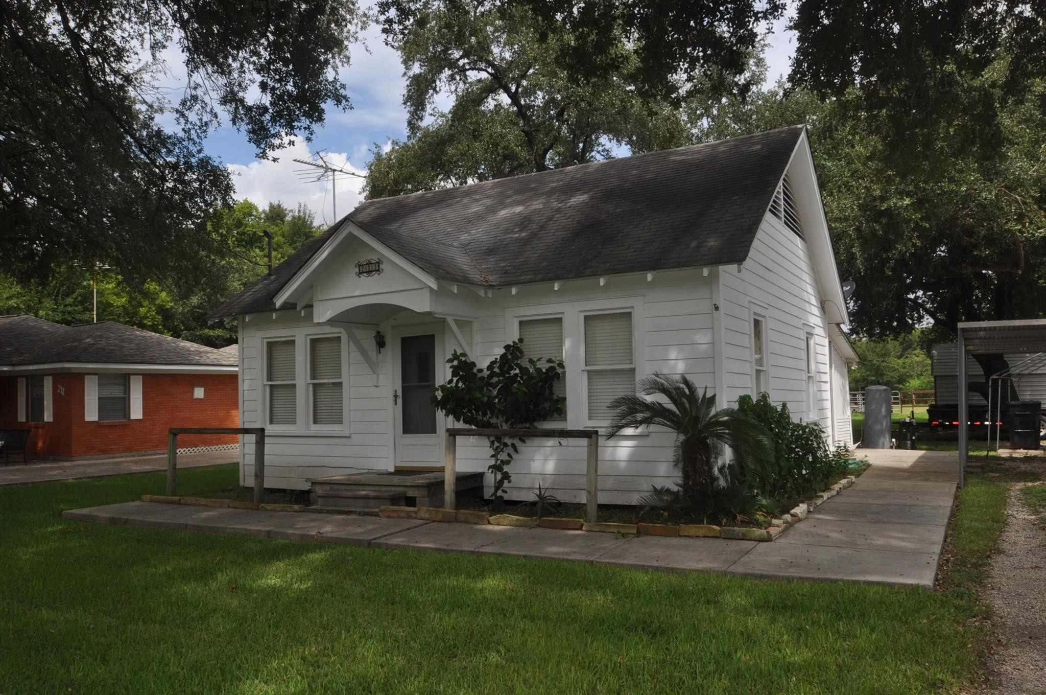 213 E Burress Street Property Photo 1