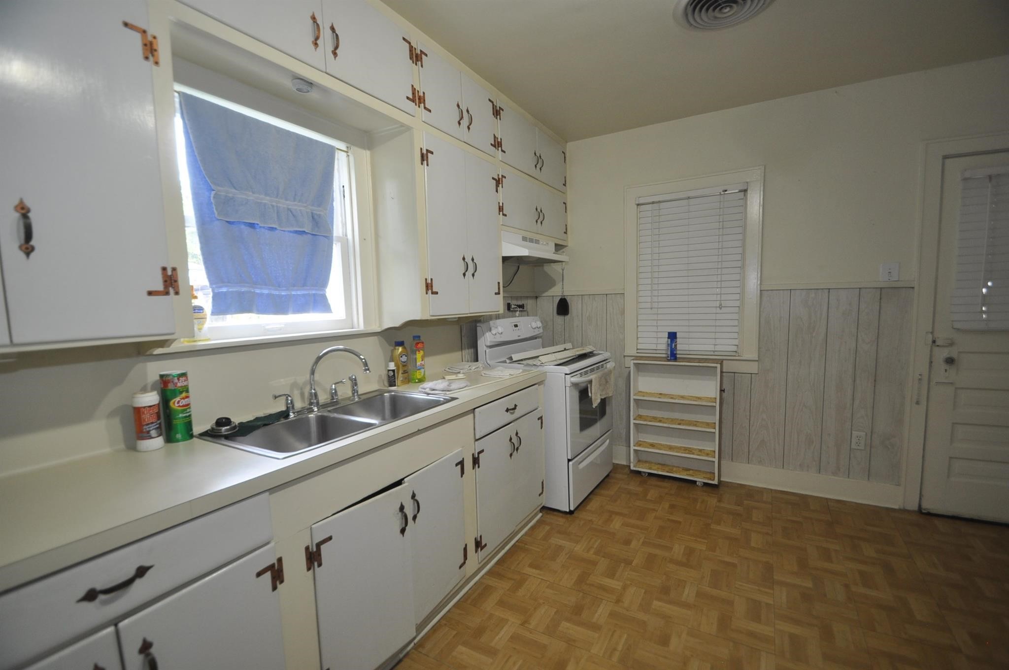 213 E Burress Street Property Photo 4