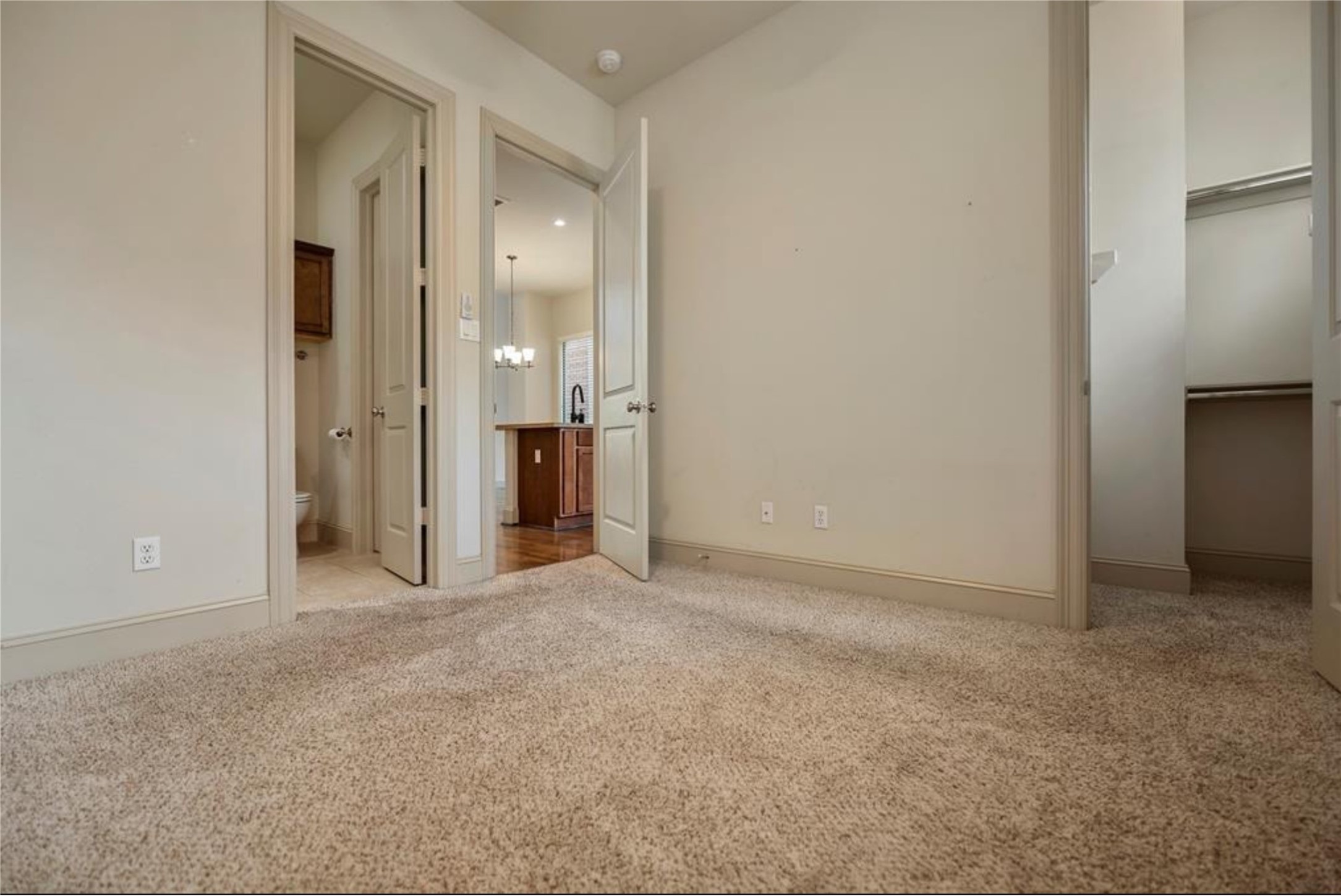 2816 Leeland Street Property Photo 6