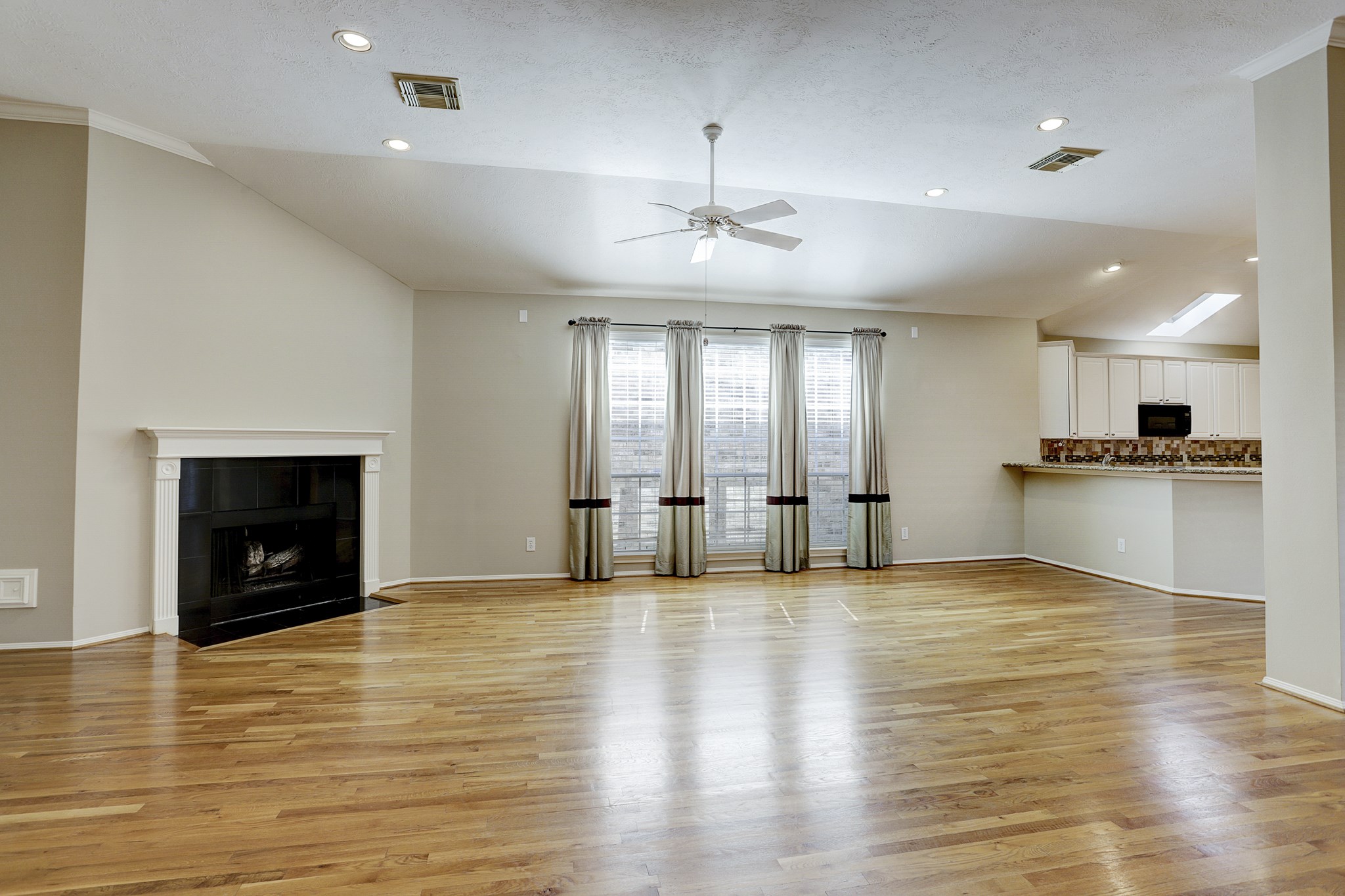 9907 Kemp Forest Drive Property Photo 4