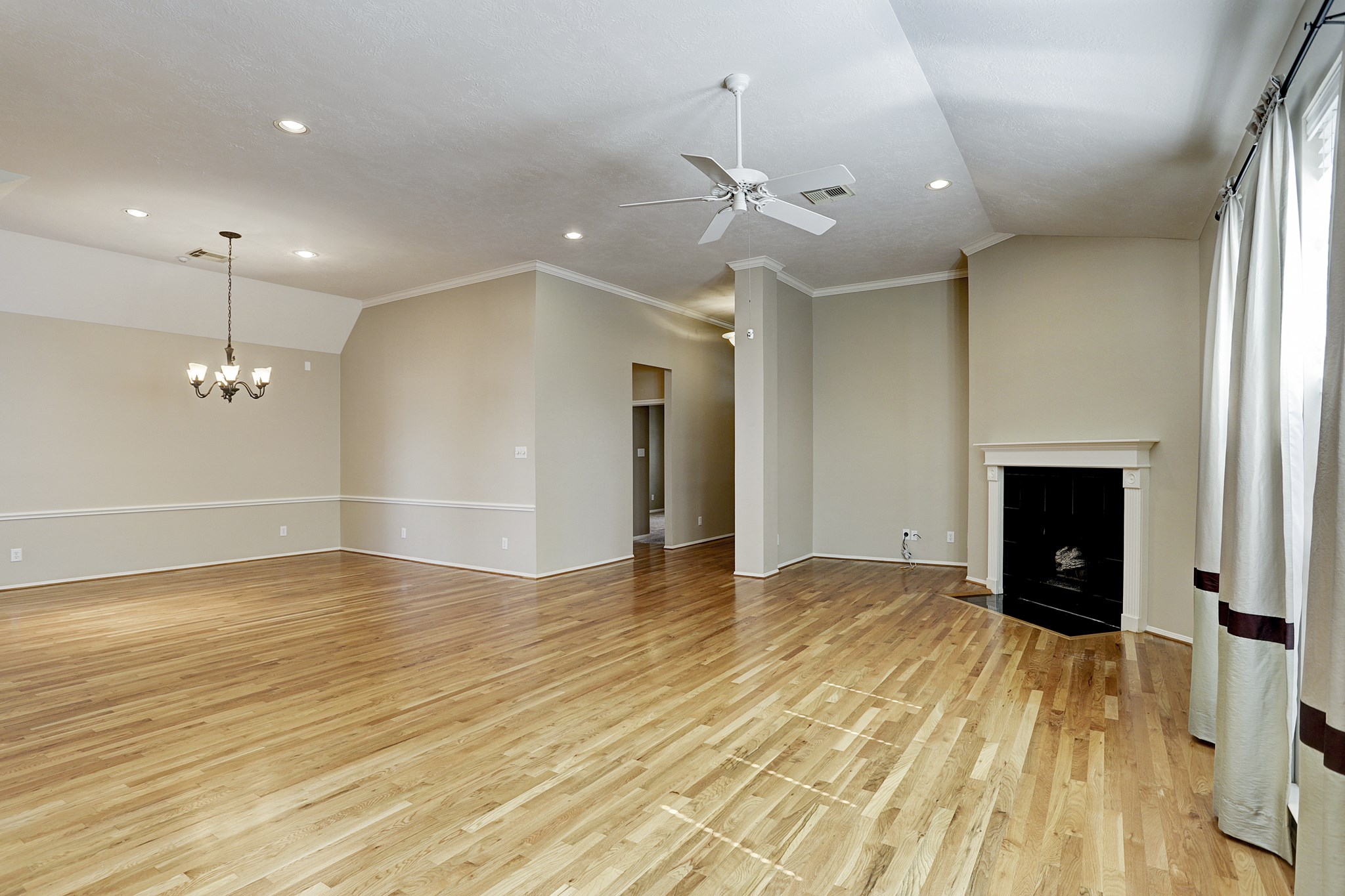 9907 Kemp Forest Drive Property Photo 7
