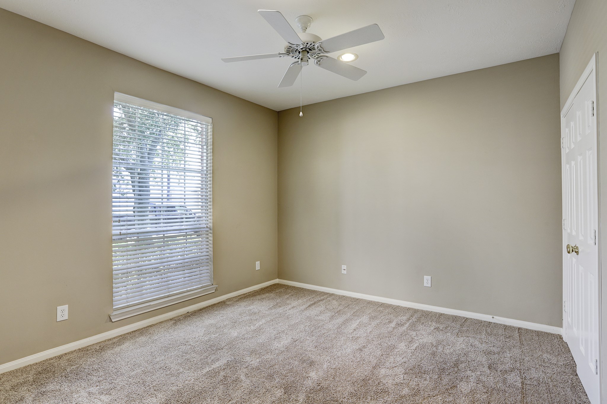 9907 Kemp Forest Drive Property Photo 14