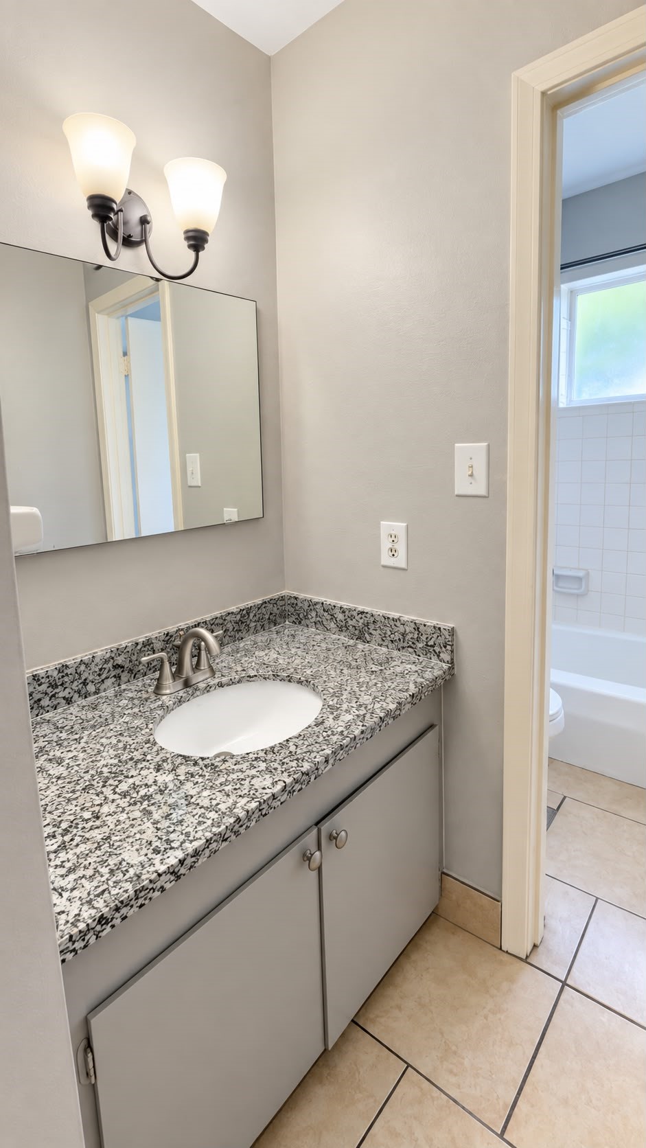 404 S Hood Street Property Photo 6
