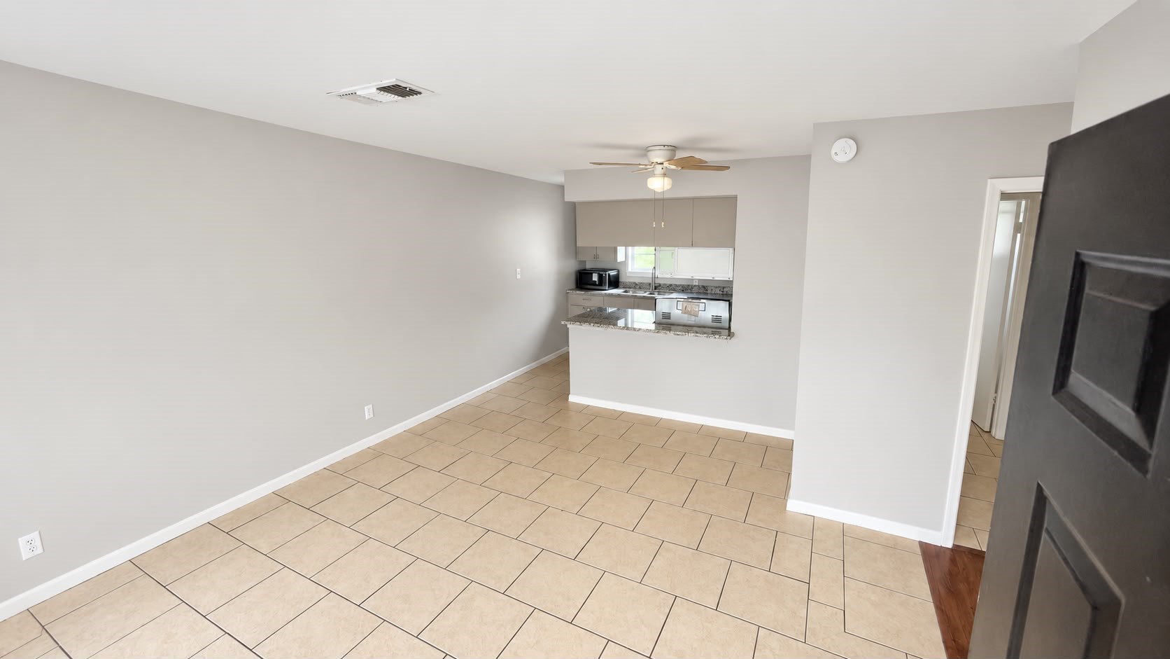 404 S Hood Street Property Photo 7