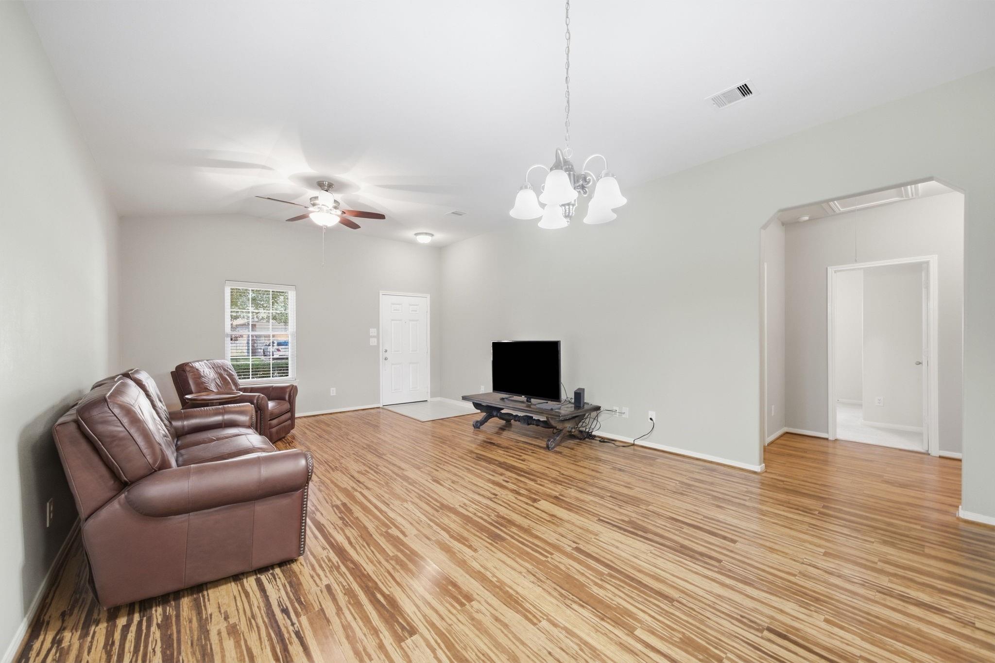 611 E Newport Bend Property Photo 5