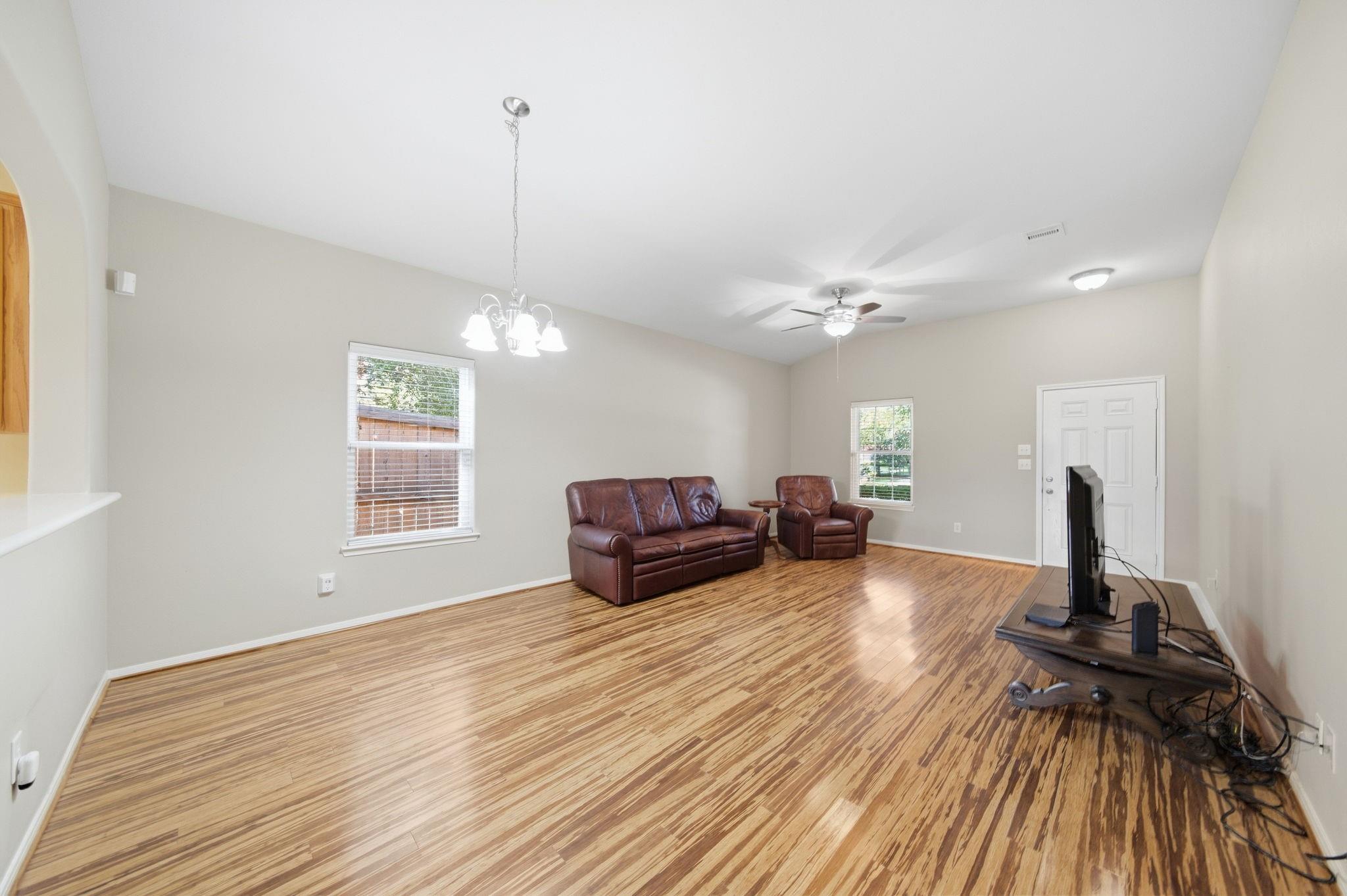 611 E Newport Bend Property Photo 6