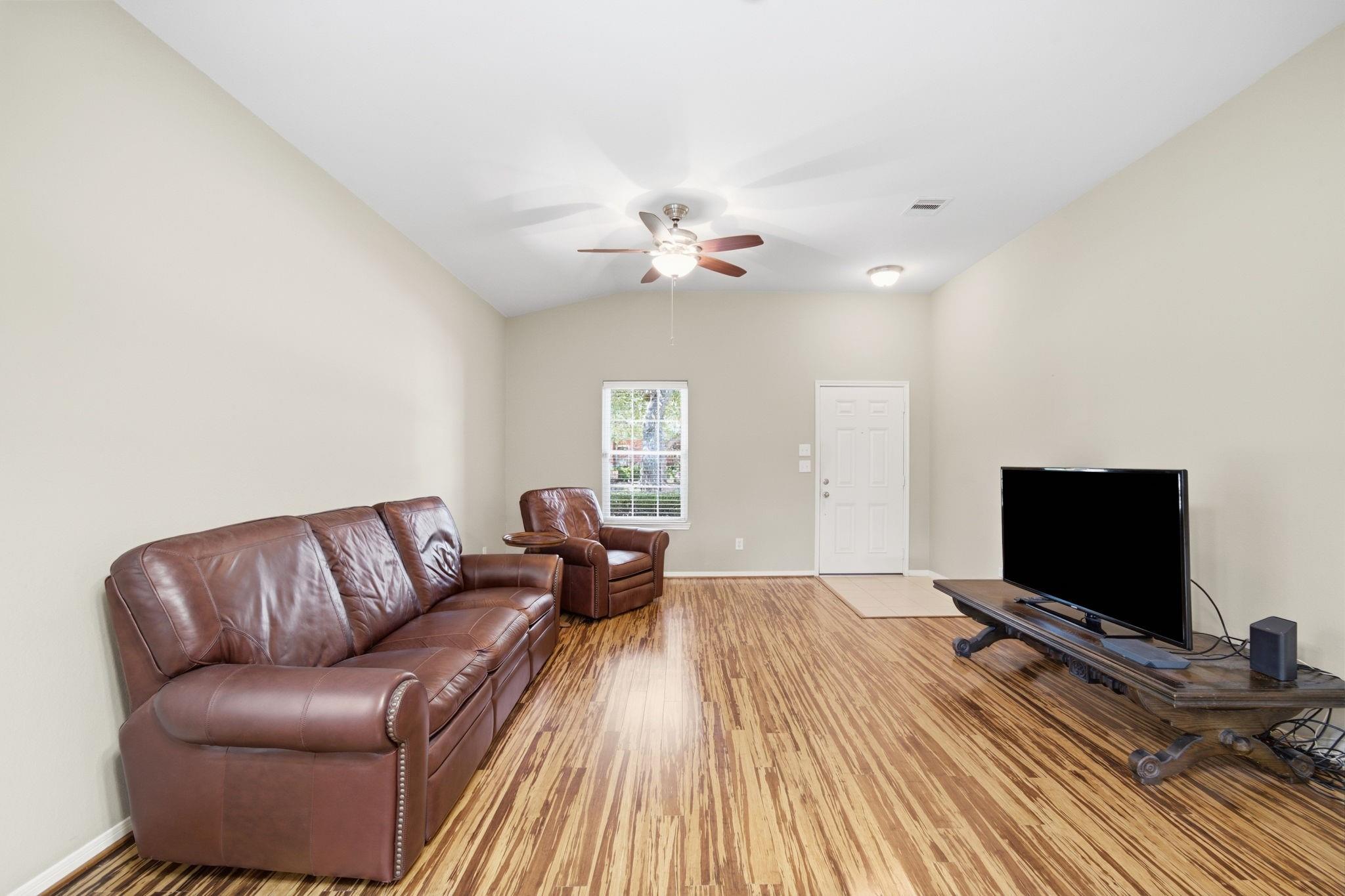 611 E Newport Bend Property Photo 9