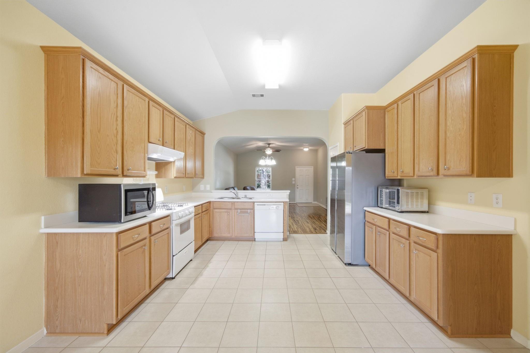 611 E Newport Bend Property Photo 10