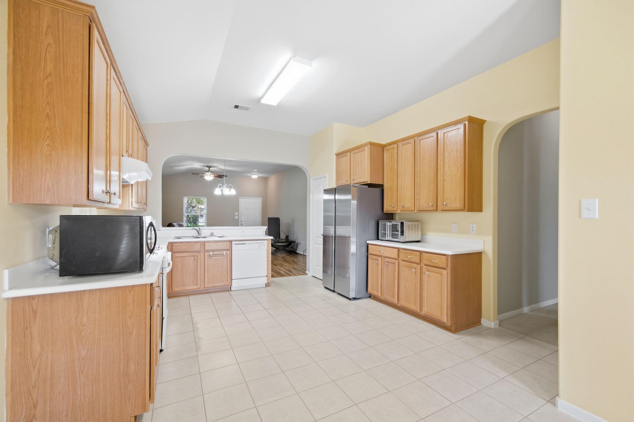 611 E Newport Bend Property Photo 11