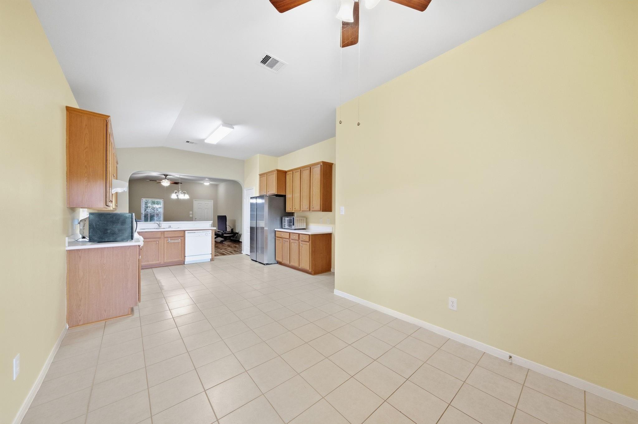 611 E Newport Bend Property Photo 12