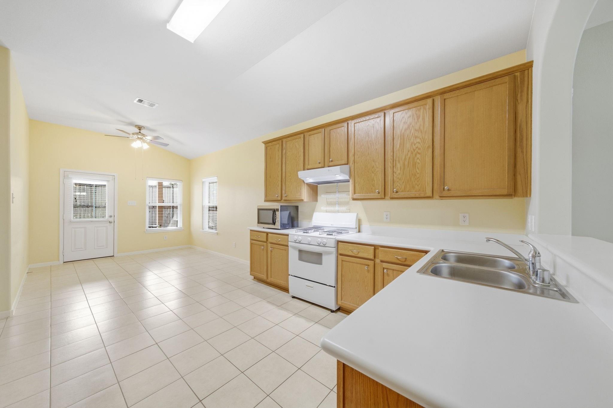 611 E Newport Bend Property Photo 16