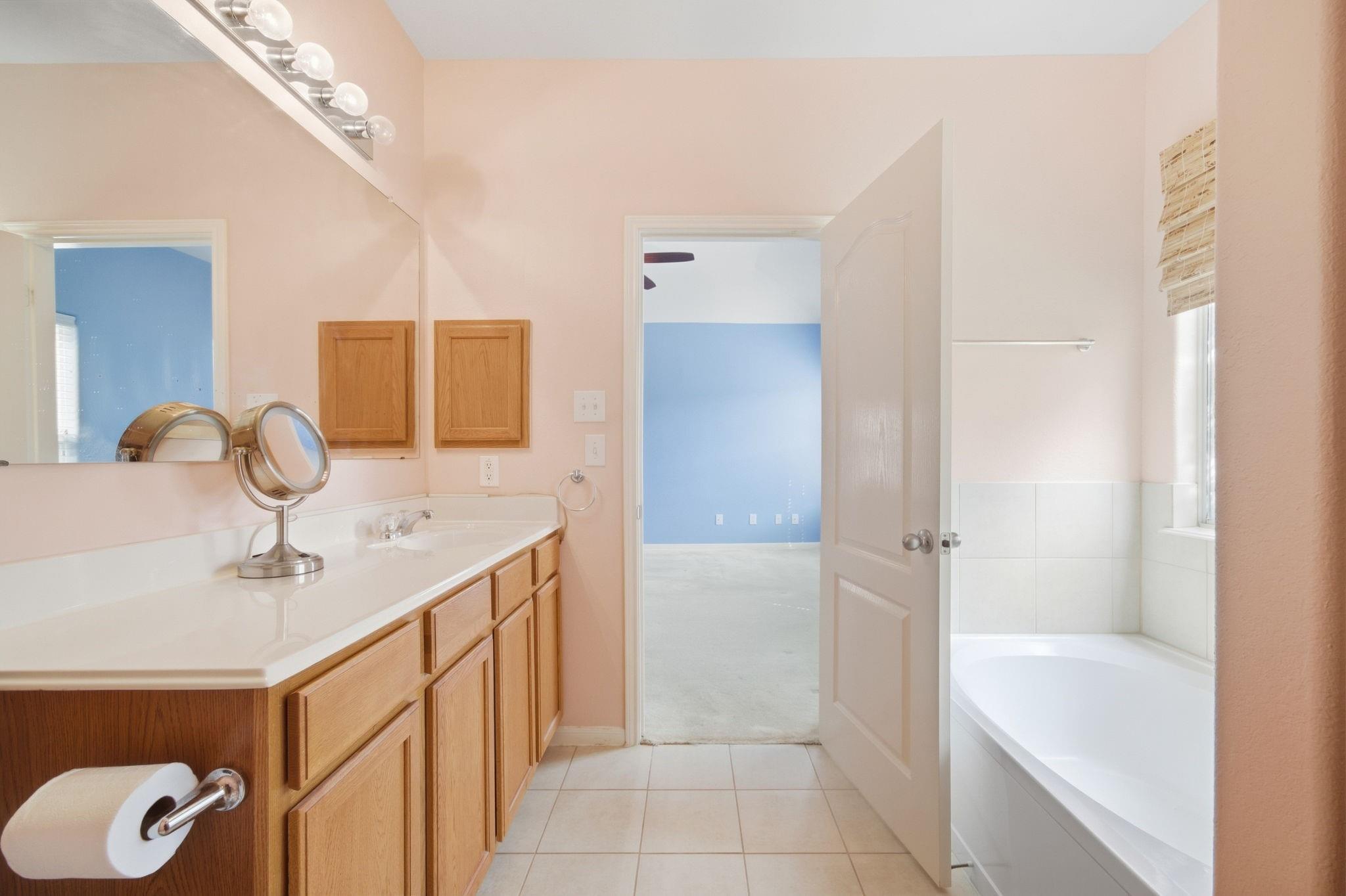 611 E Newport Bend Property Photo 23