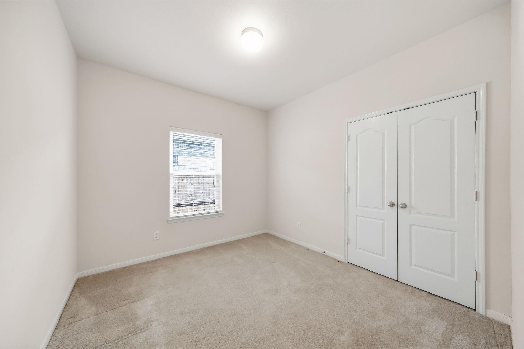 611 E Newport Bend Property Photo 26