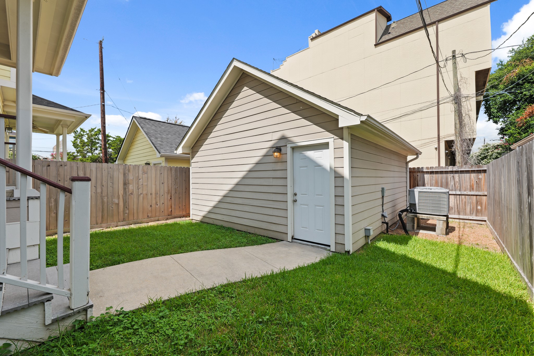 1053 W 16th Street Property Photo 4