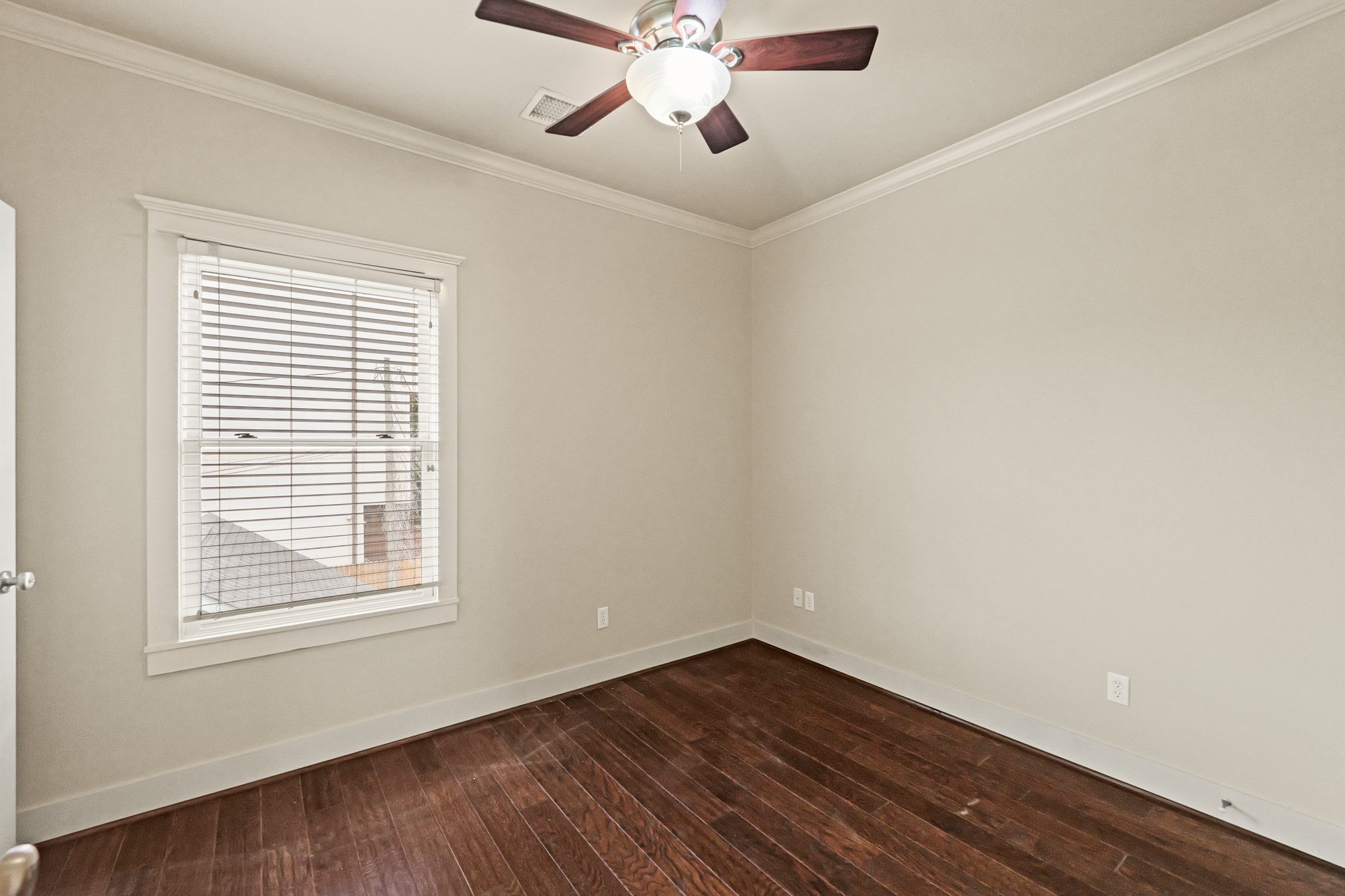 1053 W 16th Street Property Photo 31