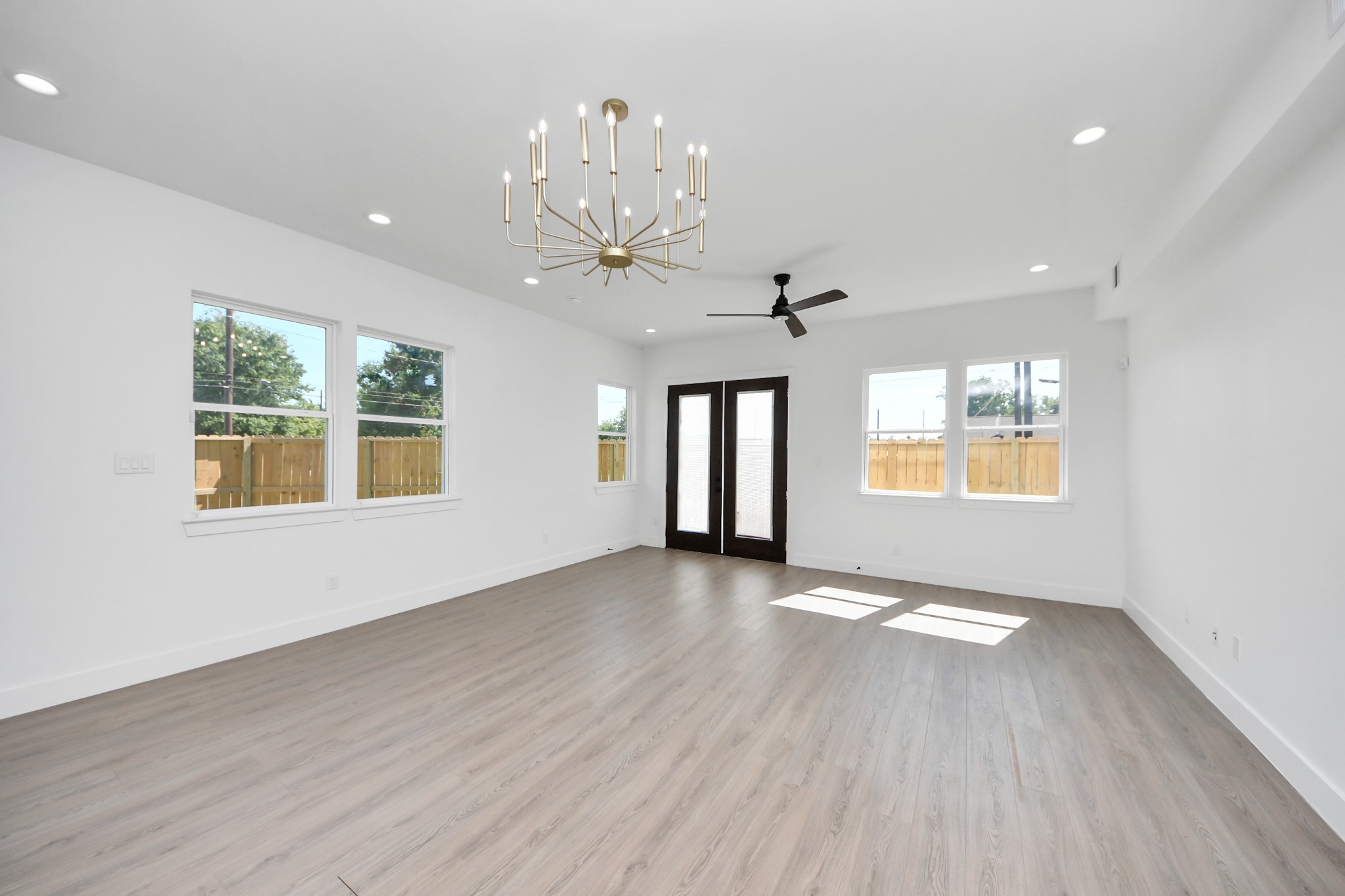 4129 E Toliver Street Property Photo 11