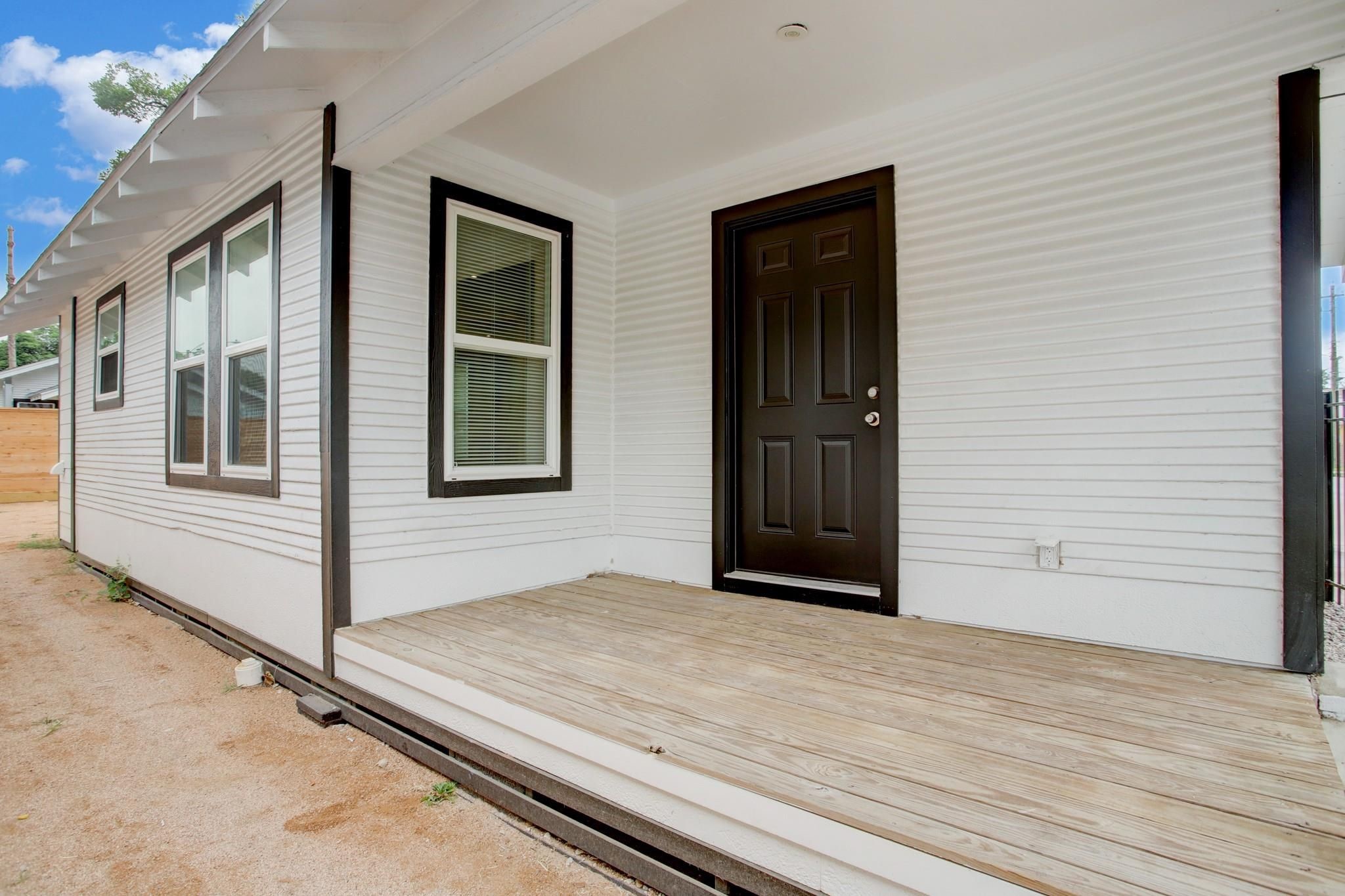 6107 N Main St Property Photo 3