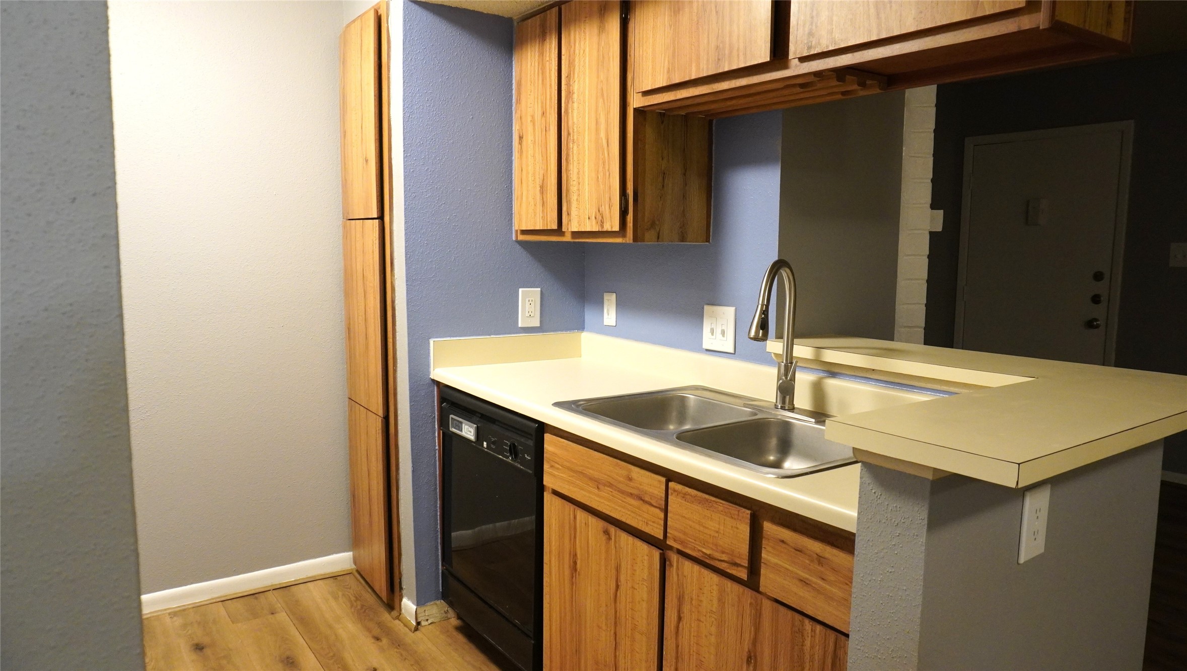 3919 Fairmont Parkway 208 Property Photo 5