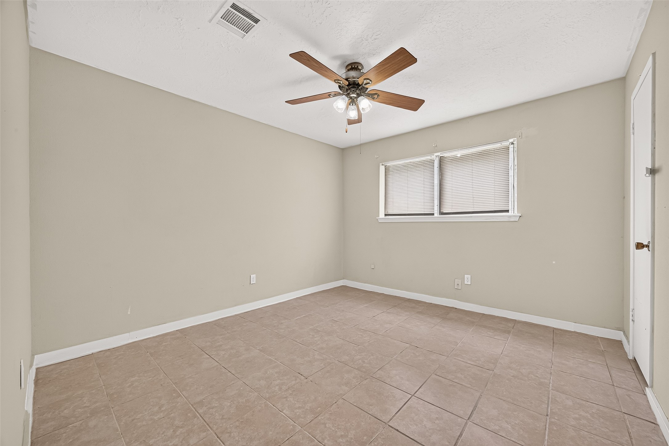 2523 Creekway Circle Property Photo 34