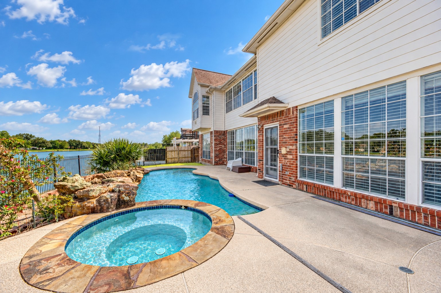 1907 Waterside Drive Property Photo 2