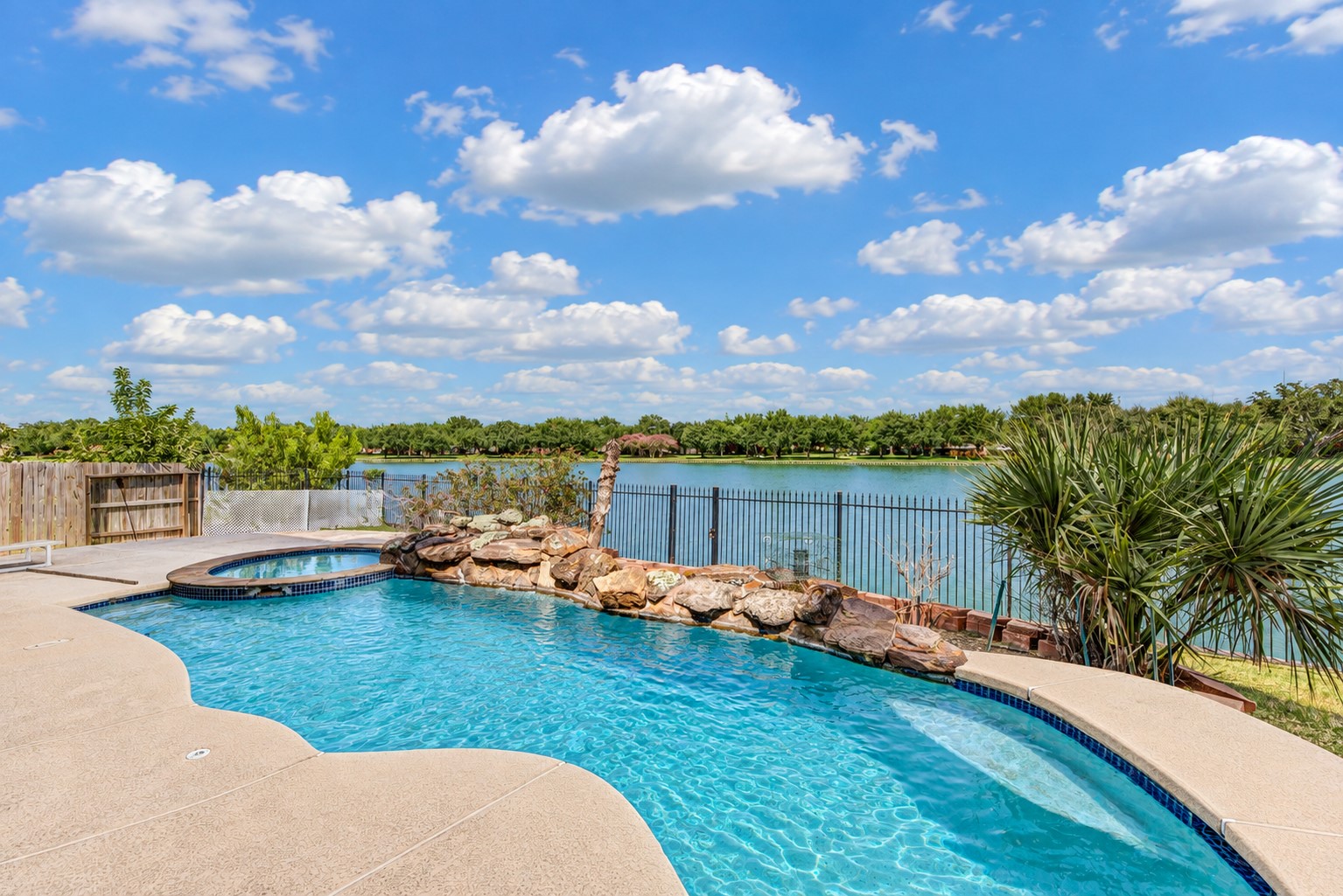 1907 Waterside Drive Property Photo 3