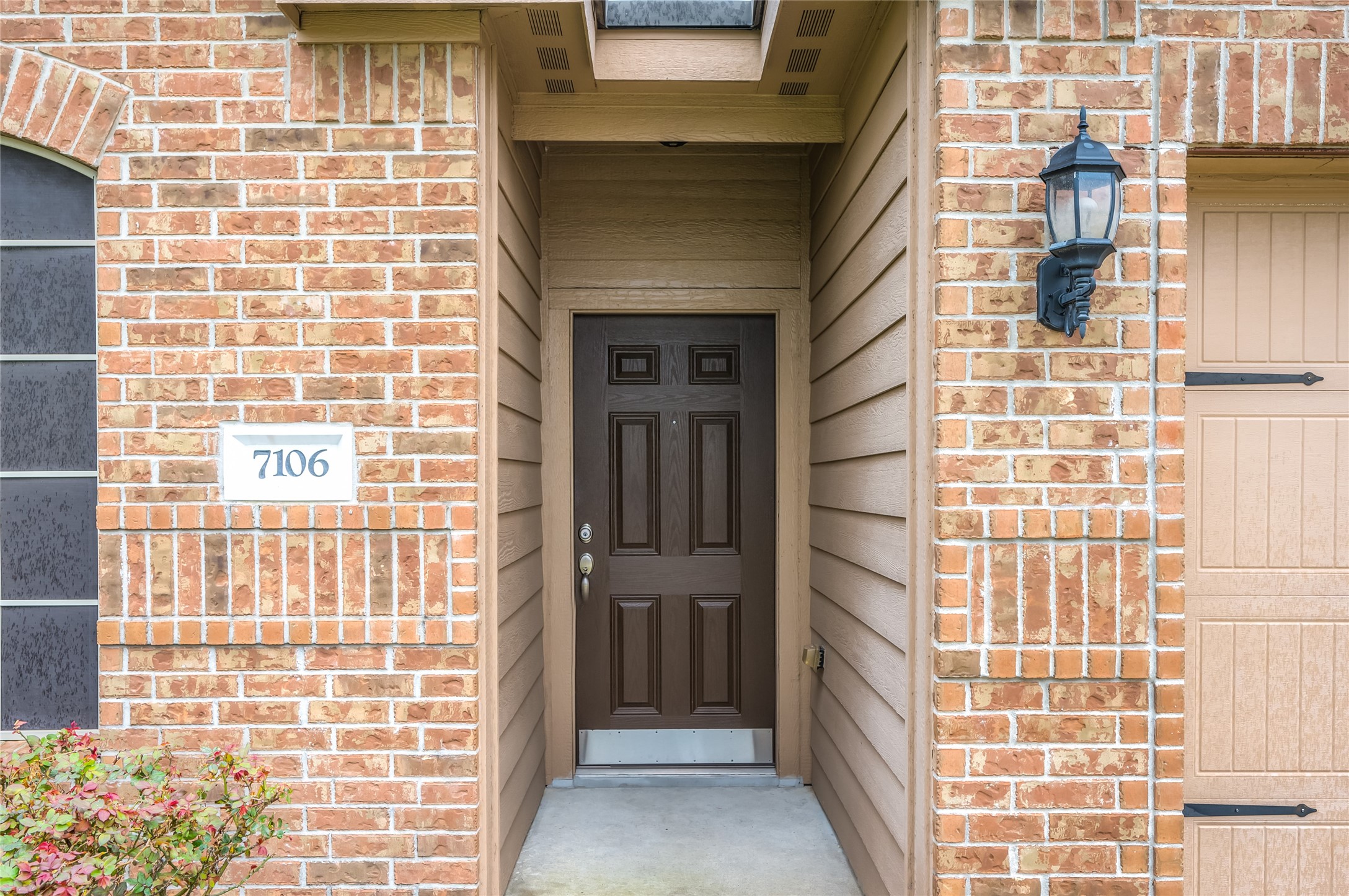 7106 Montclair Peak Lane Property Photo 4