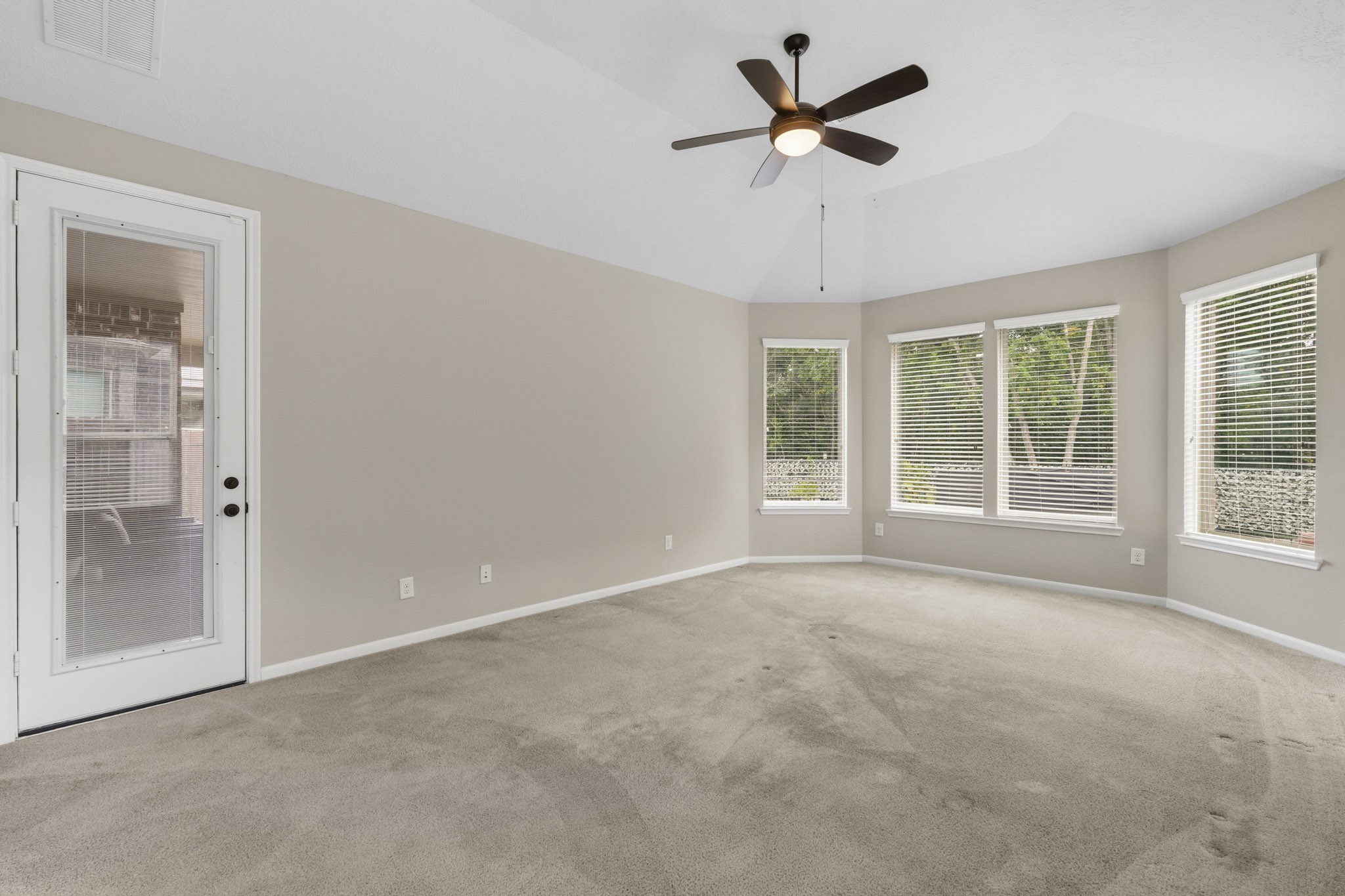 6014 Rivergrove Bend Drive Property Photo 22