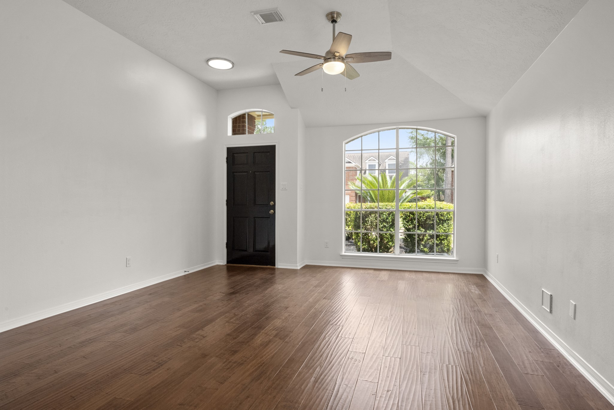 16014 Lakestone Drive Property Photo 4