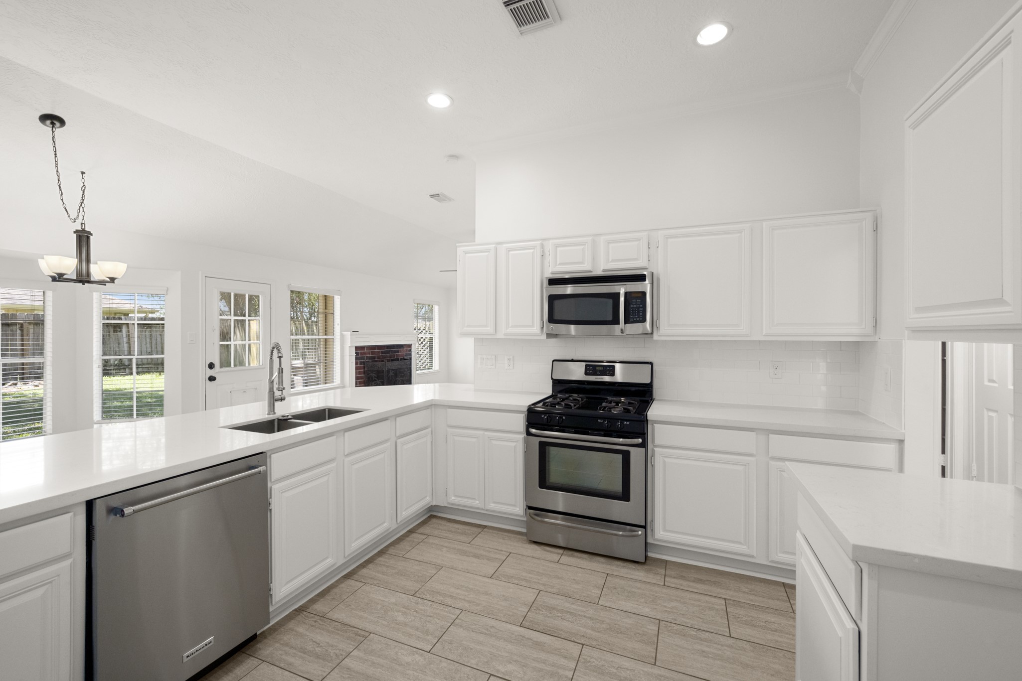 16014 Lakestone Drive Property Photo 9