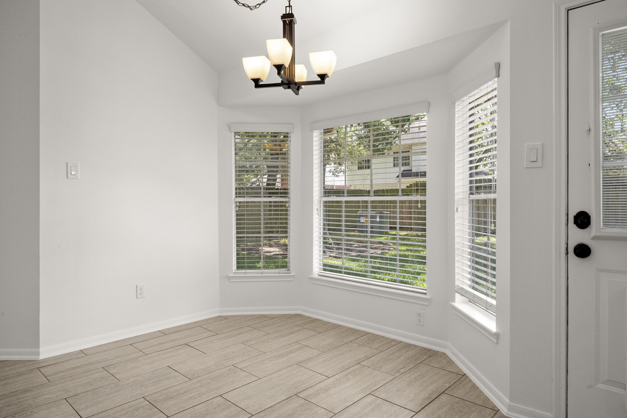 16014 Lakestone Drive Property Photo 10