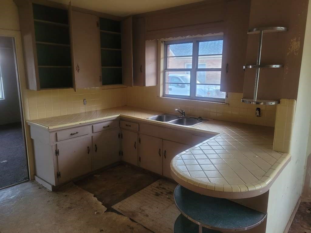 806 E First Property Photo 6