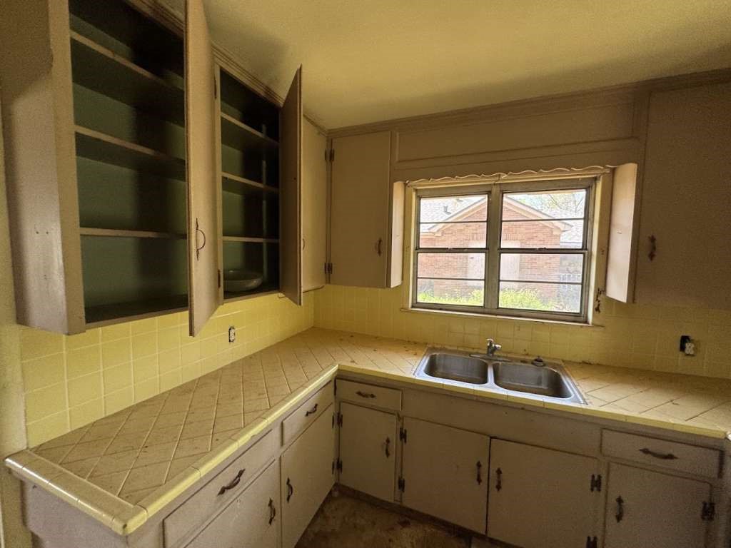 806 E First Property Photo 7