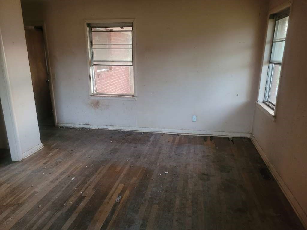 806 E First Property Photo 12