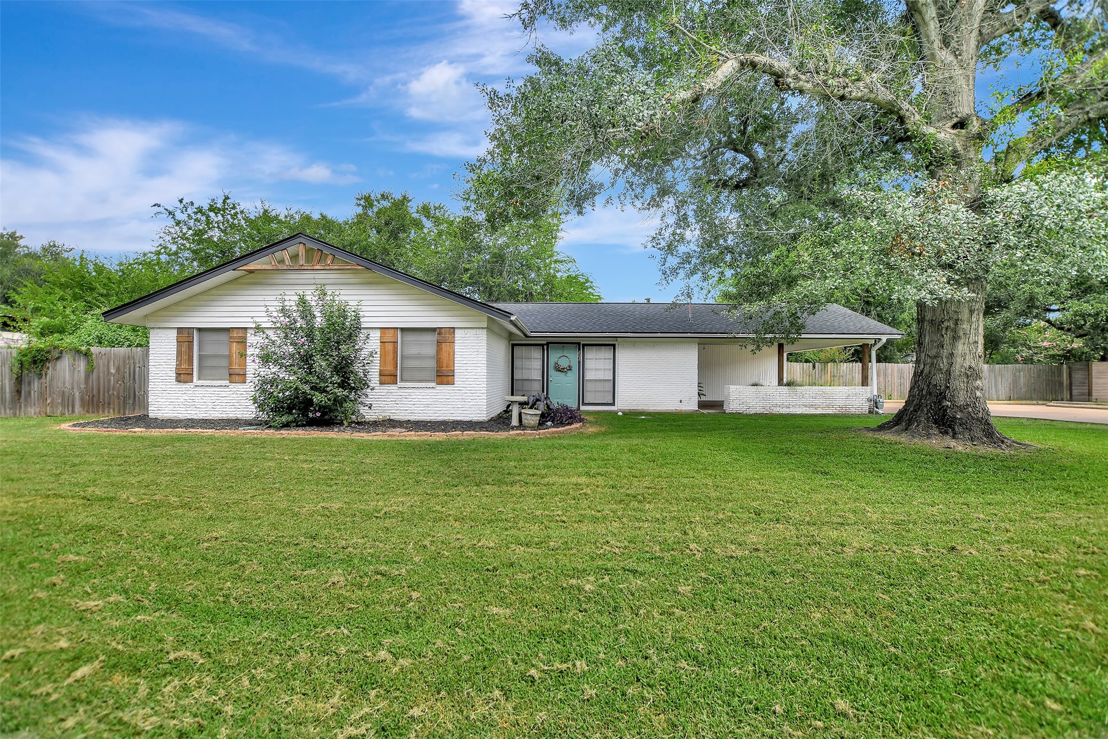 202 W Limit Street Property Photo 1